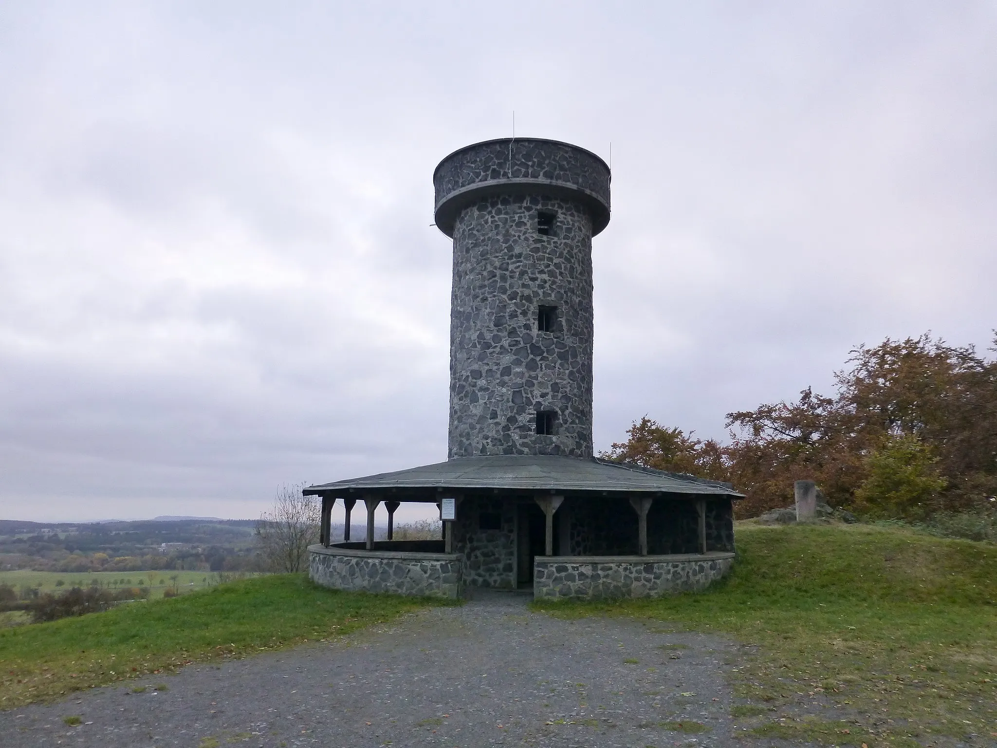 Photo showing: August-Franke-Turm; rechts hinter dem Turm der Gipfel des Knüllköpfchens