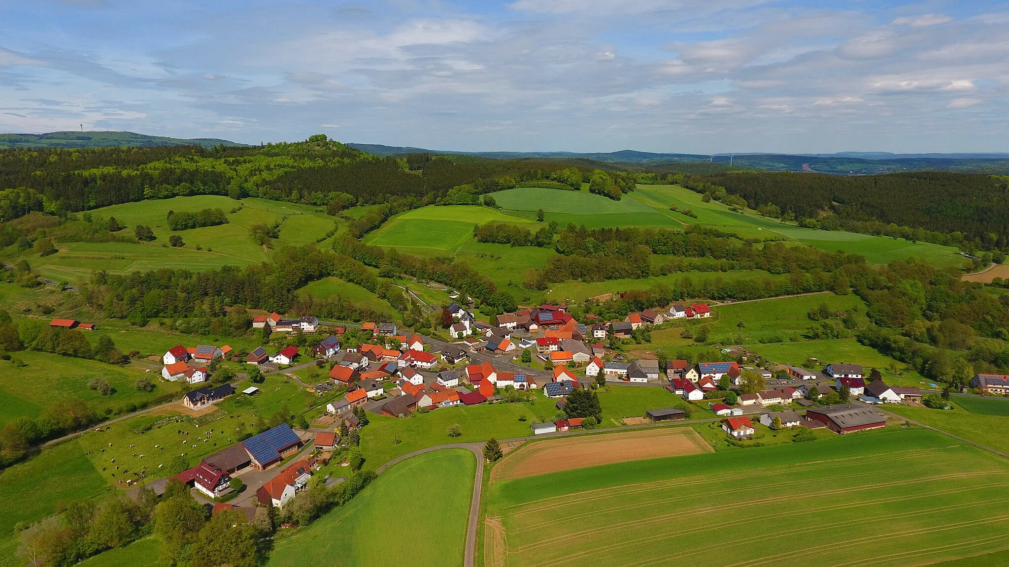 Photo showing: Lufftbild von Ibra, Herausgeber www.Luftansicht-Service.de; im Hintergrund halblinks die Ibrakuppe
