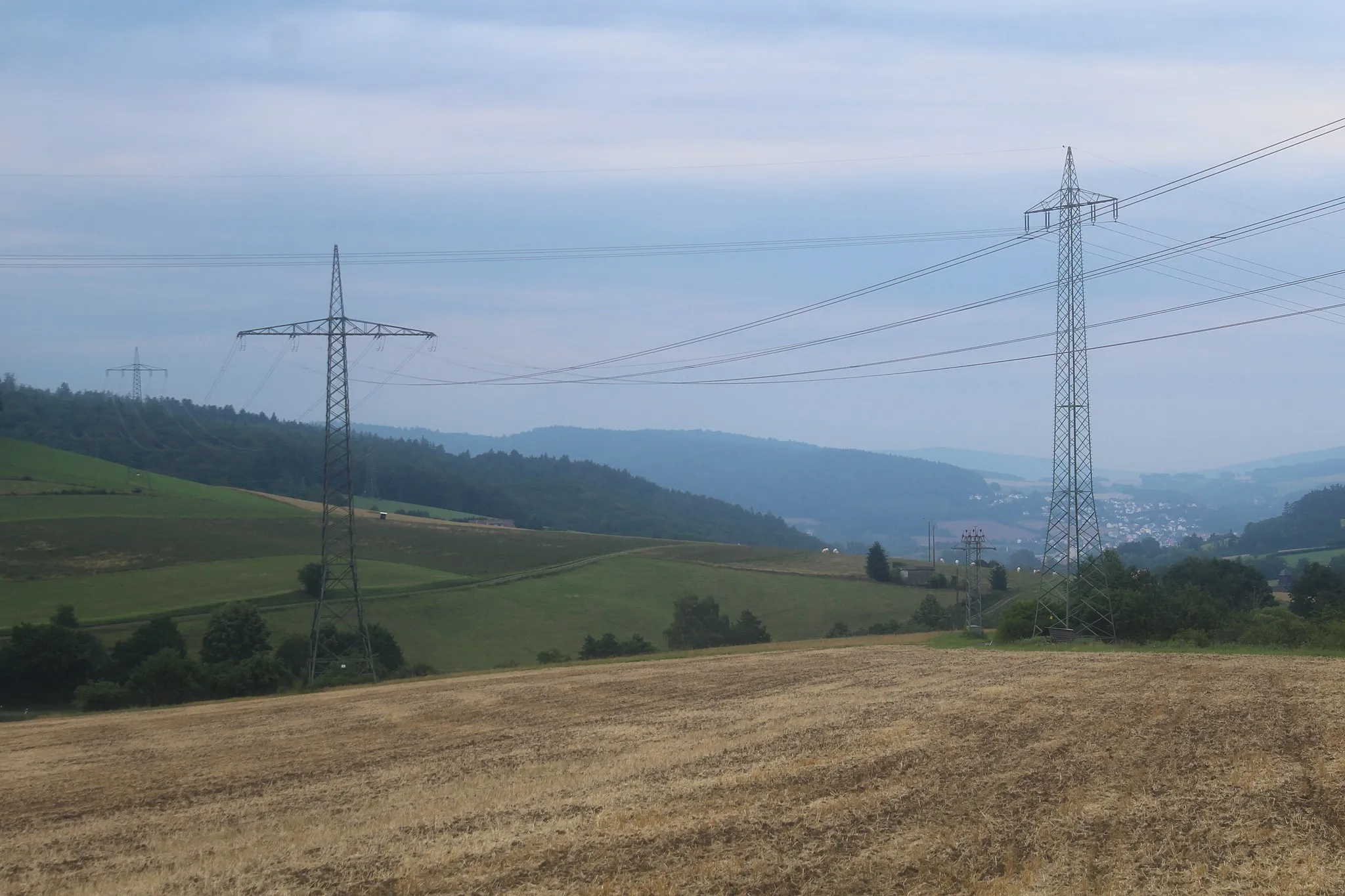 Photo showing: Bahnstromleitung Borken-Bebra kreuzt Bahnstromleitung Fulda-Körle Camera location 51° 01′ 43.28″ N, 9° 34′ 27.7″ E View this and other nearby images on: OpenStreetMap 51.028688;    9.574360