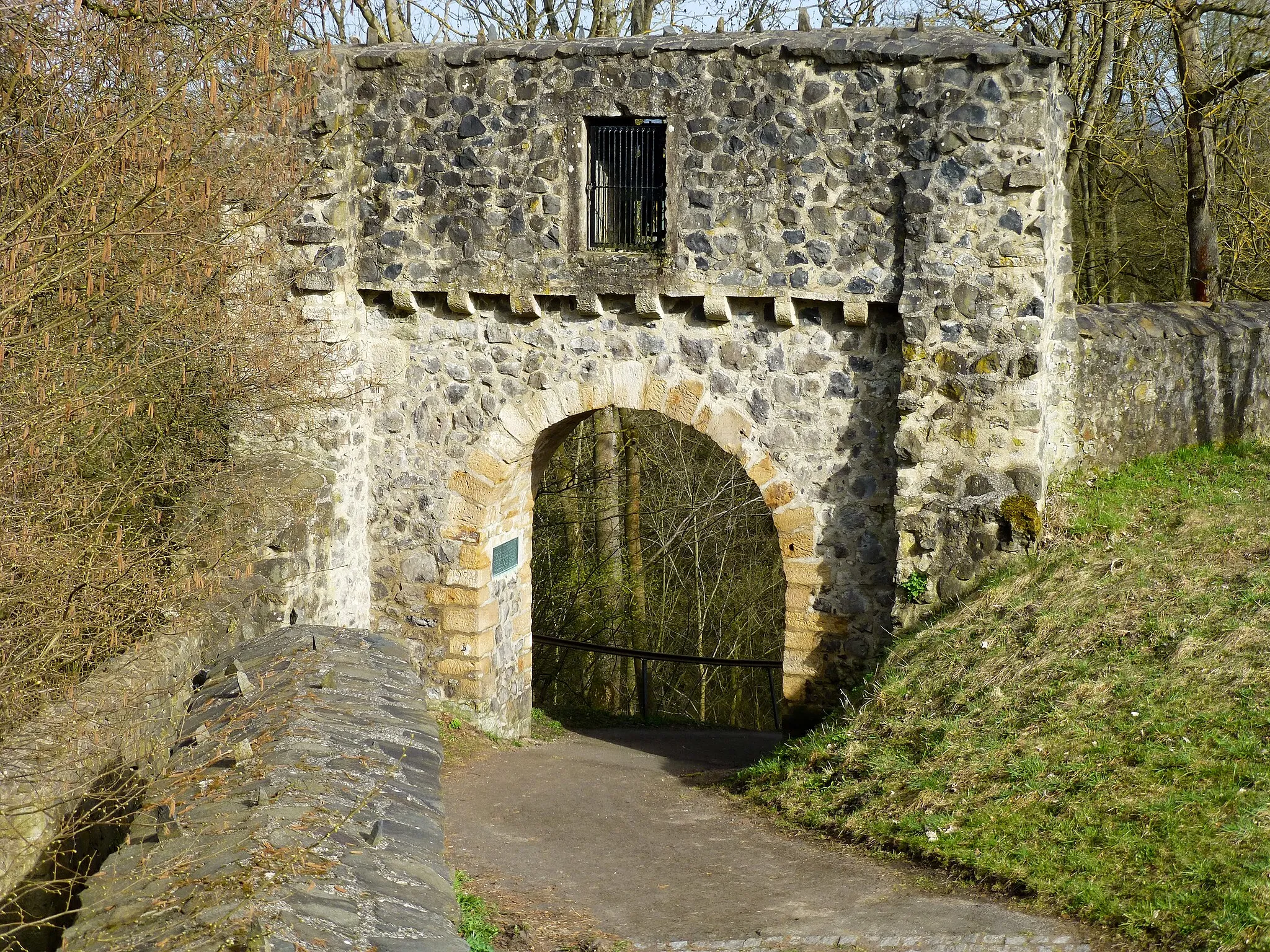 Photo showing: Burg Heiligenberg; Burgtor von der Burgseite gesehen; in der Mauernische über dem Durchgang hängt die Glocke der Heimat