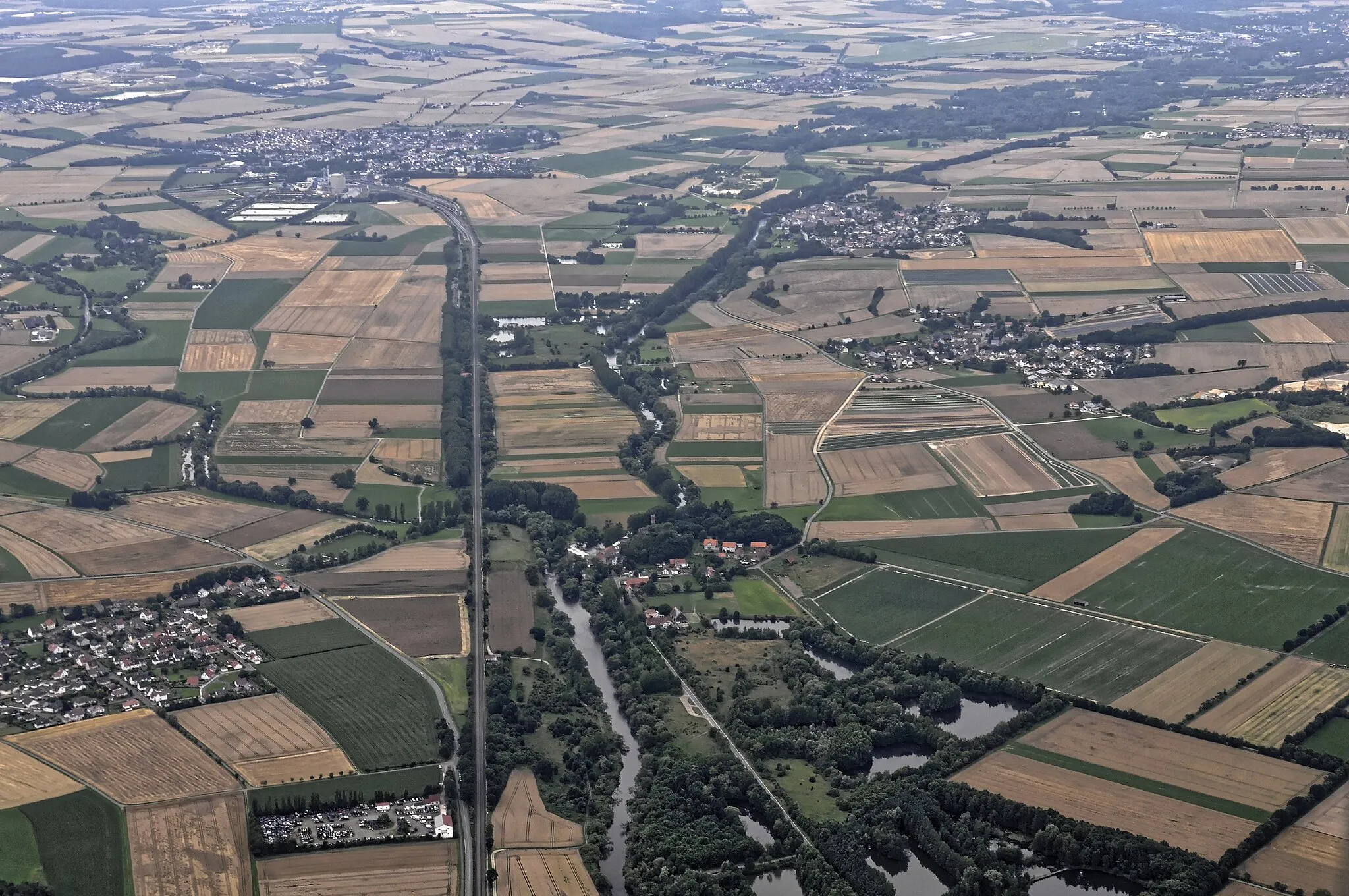 Photo showing: Bilder vom Flug Nordholz-Hammelburg 2015: Blick von Norden auf die Burgruine Altenburg an der Eder bei Felsberg (Bildmitte vorn) und die Bahnstrecke von Wabern (hinten links) nach Kassel. Vorn links am Bildrand das Dorf Rhünda, dahinter die Mündung der Schwalm in die Eder. In der Bildmitte rechts die beiden Dörfer Lohre und Niedermöllrich. Am rechten oberen Bildrand der Heeresflugplatz Fritzlar mit den beiden Hubschrauberhangars.