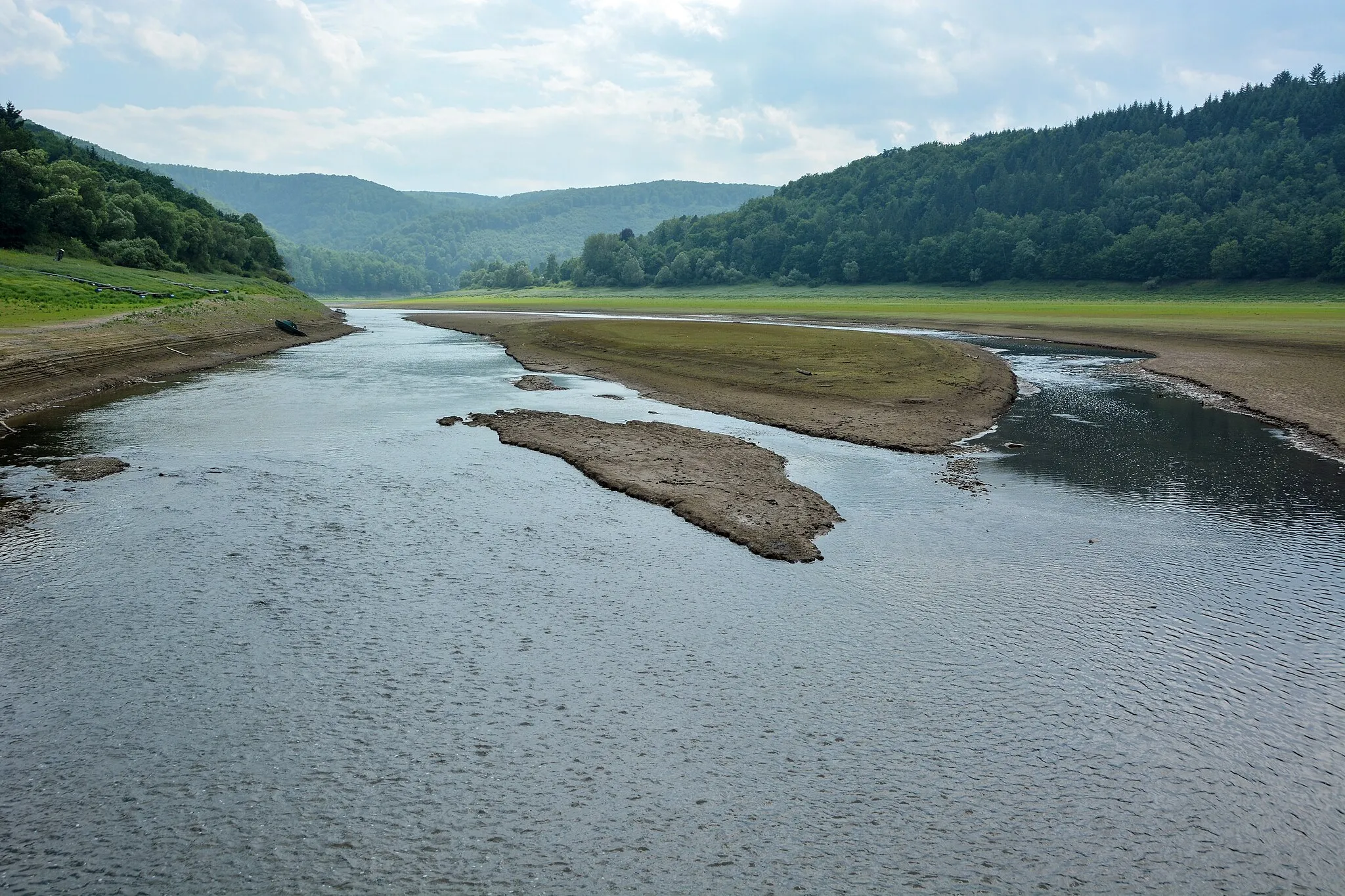 Photo showing: View from Bridge of Asel, inside Eder Lake, in Summer at low water level, onto the river Eder.