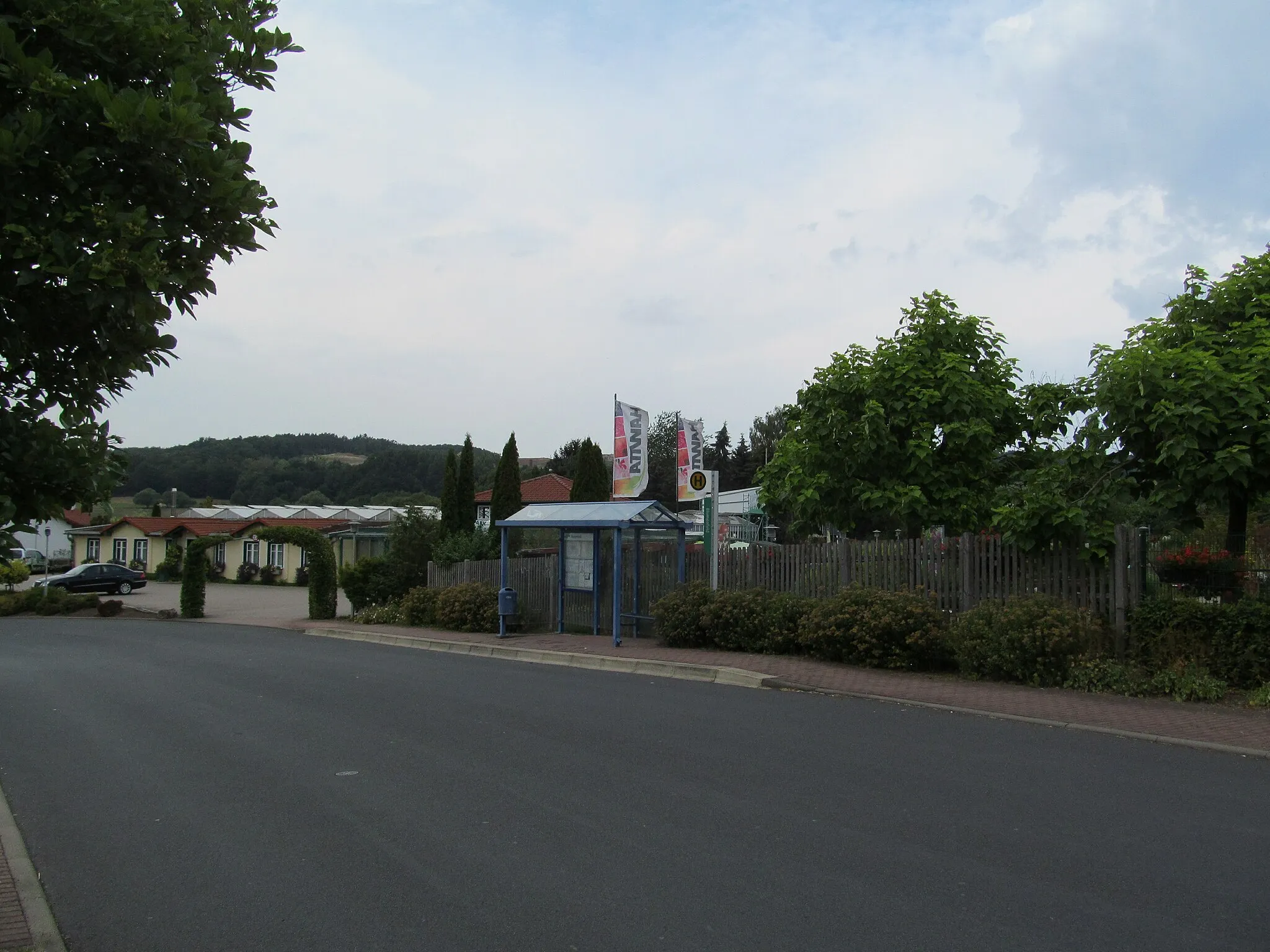 Photo showing: die Bushaltestelle Blumenfeld in der Straße Im Blumenfeld in Remsfeld für die Fahrtrichtung Homberg
