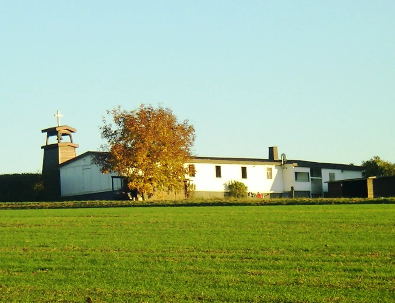 Photo showing: Ehemalige katholische Kirche Hl. Kreuz in Wabern-Hebel. Der Glockenturm wurde im Mai 2009 abgetragen.