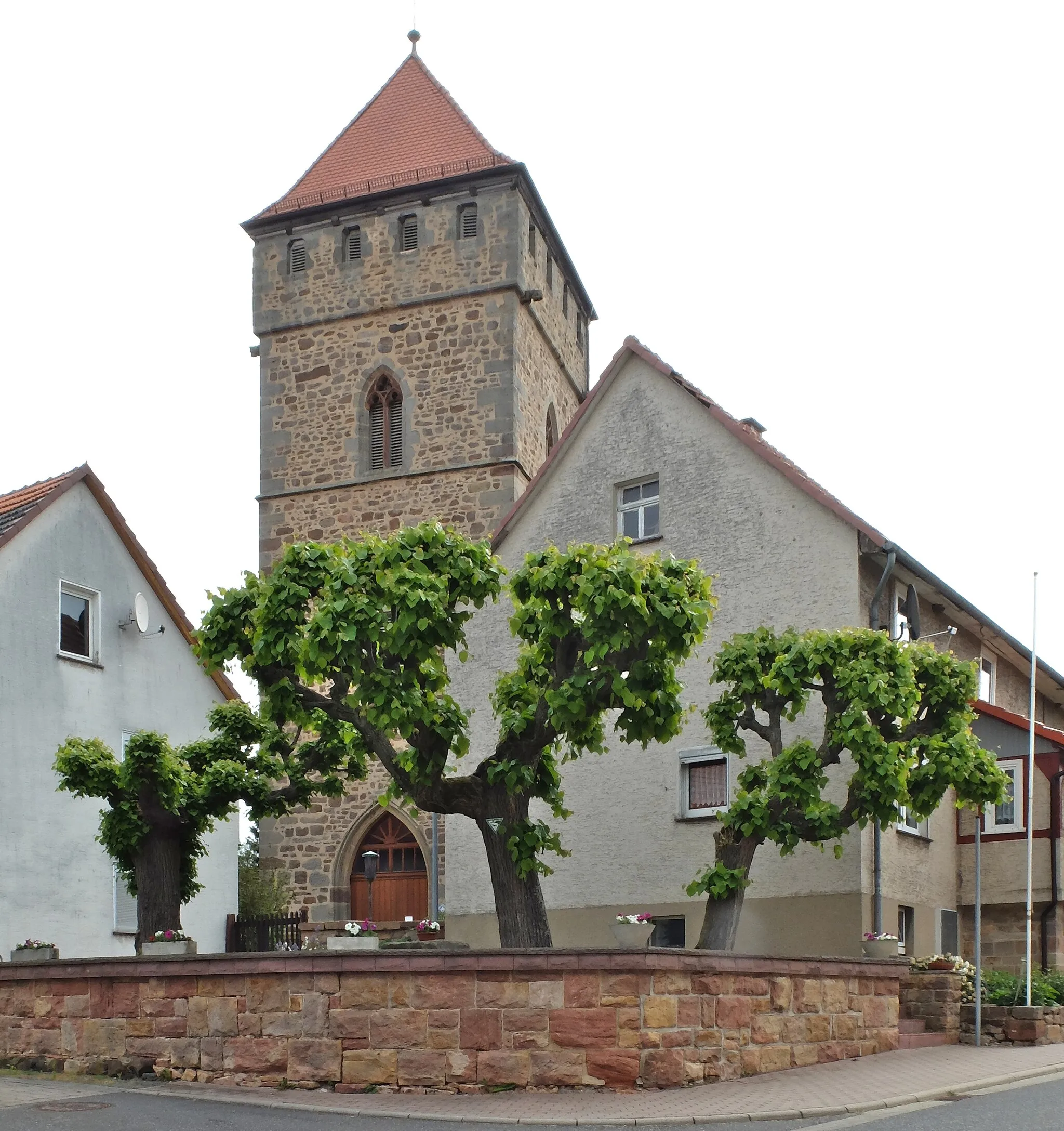 Photo showing: 3 geleitete Linden in Dagobertshausen (OT von Malsfeld, Schwalm-Eder-Kreis, Hessen)