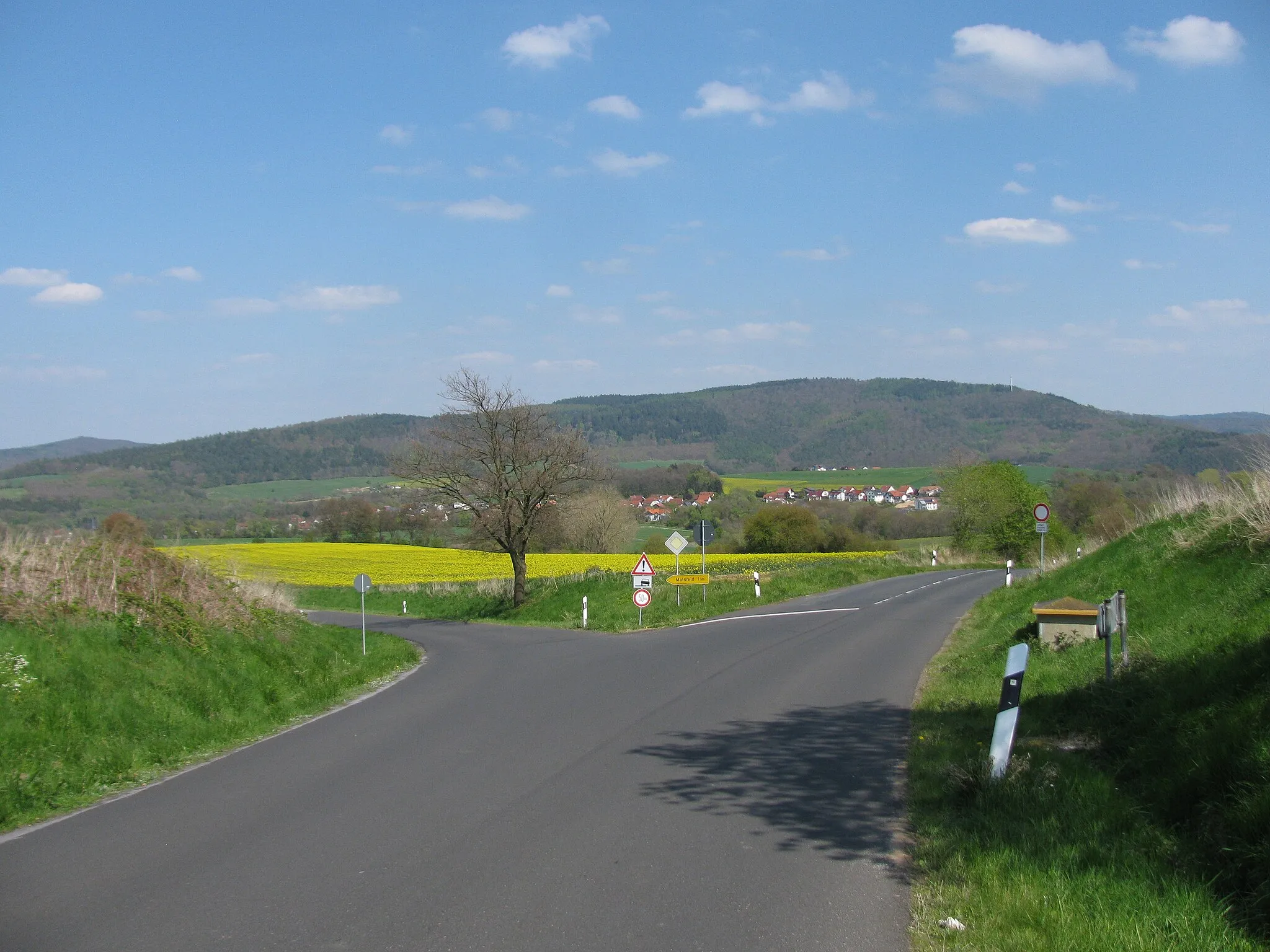 Photo showing: die Landesstraße 3427 wurde zwischen der Abzweigung zur K 134 östlich von Dagobertshausen und der Abzweigung westlich der alten Eisenbahnstrecke bei Beiseförth zu einem Feldweg hinuntergestuft