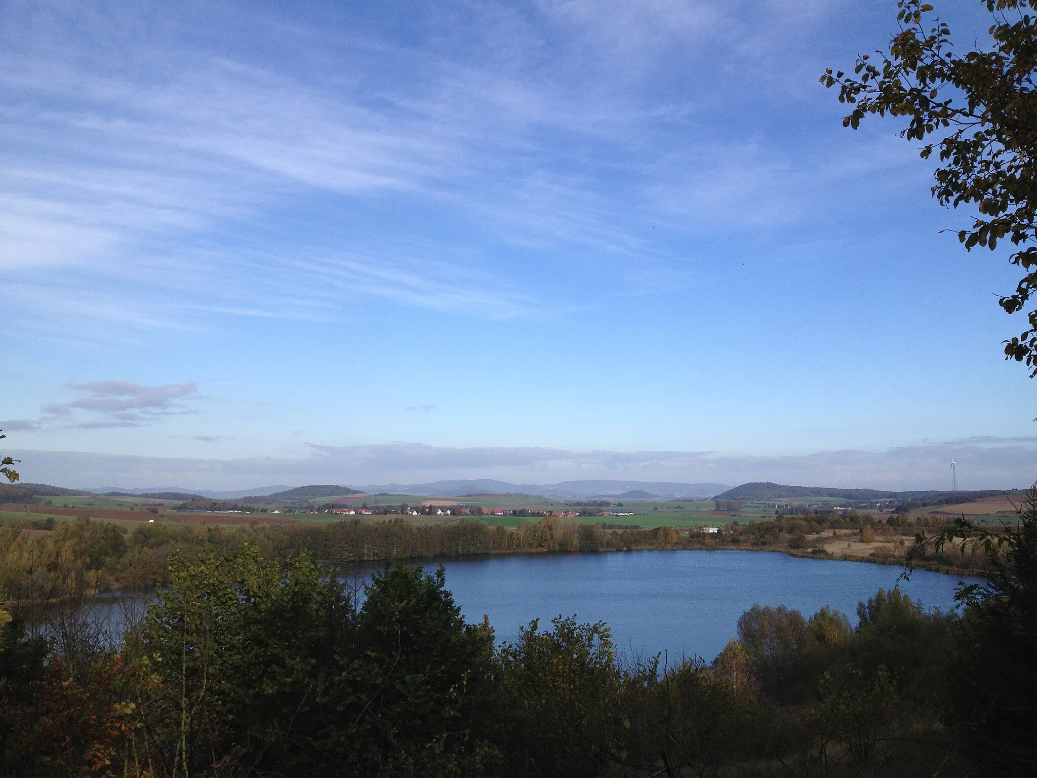 Photo showing: Blick von einer Schutzhütte südlich des Naturschutzgebietes Goldbergsee (nördlich Sipperhausen) auf den Goldbergsee