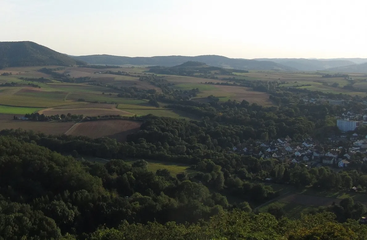 Photo showing: Die Blaue Kuppe im südlichen Eschweger Becken vom großen Leuchtberg aus gesehen (links der Lotzenkopf