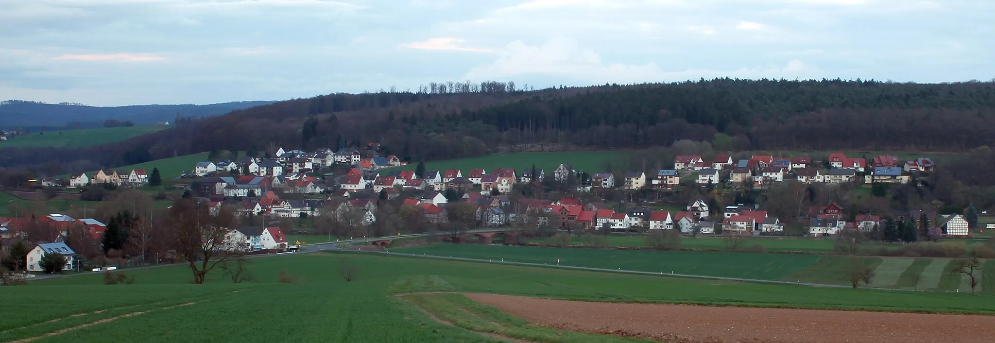 Photo showing: View of Altenbrunslar from the west, on a spring evening.