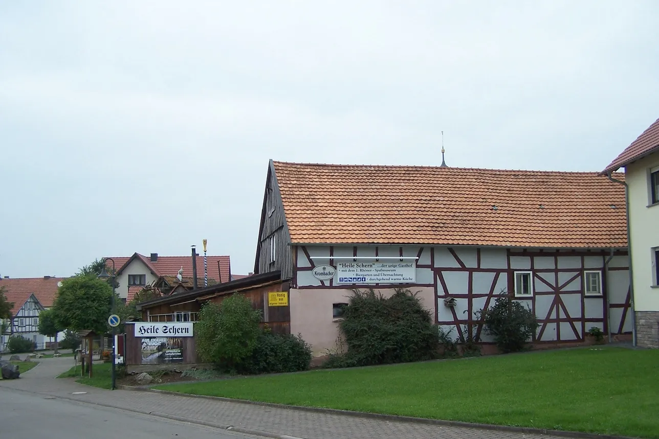 Photo showing: Die "Heile Schern" in Spahl mit dem Spaßmuseum - eine bekannte Sehenswürdigkeit der Stadt Geisa.