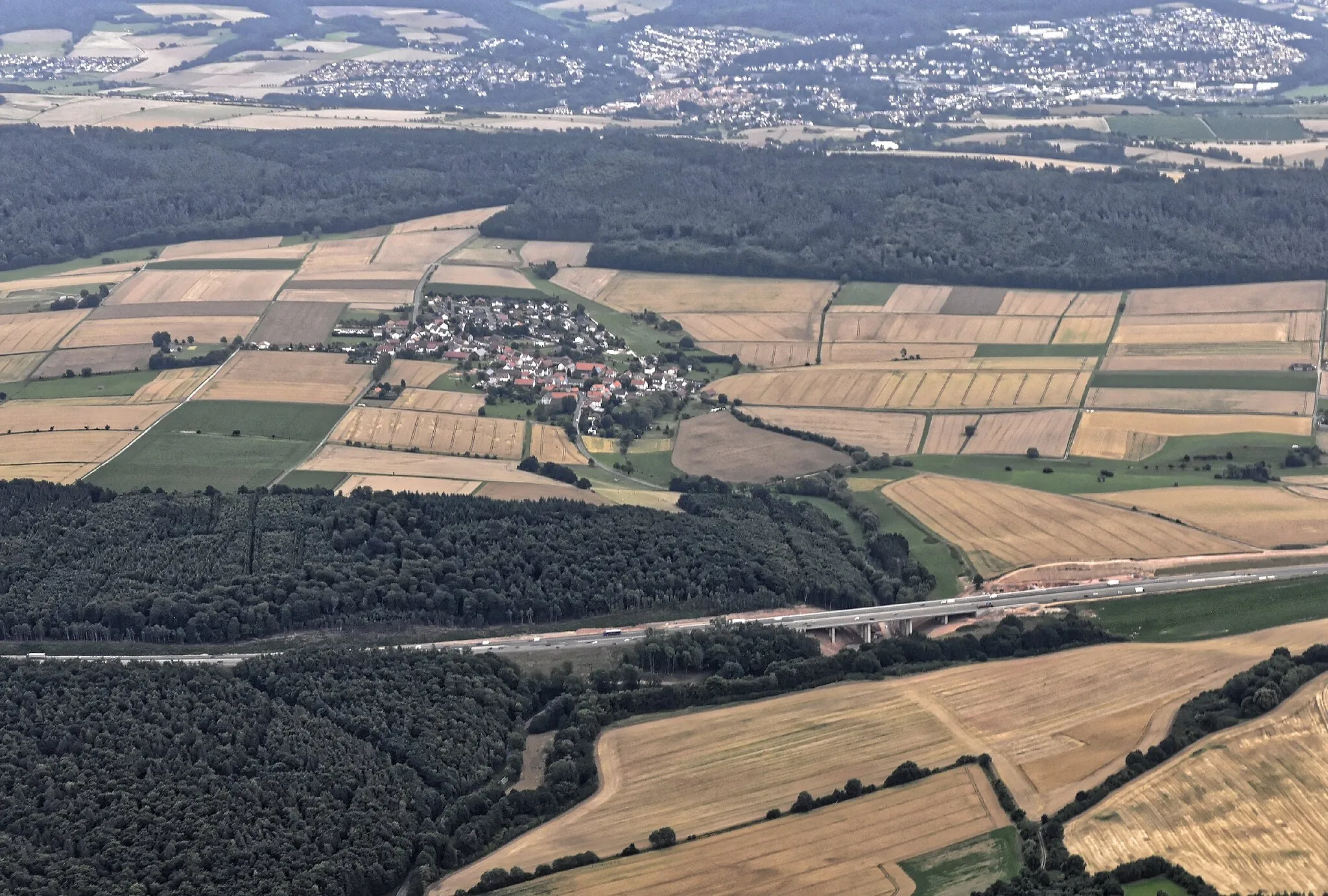 Photo showing: Bilder vom Flug Nordholz_Hammelburg 2015: Heßlar, Stadtteil von Felsberg im Schwalm-Eder-Kreis, Nordhessen. (Vorn die Autobahn A 7, im Hintergrund die Kernstadt Felsberg.)