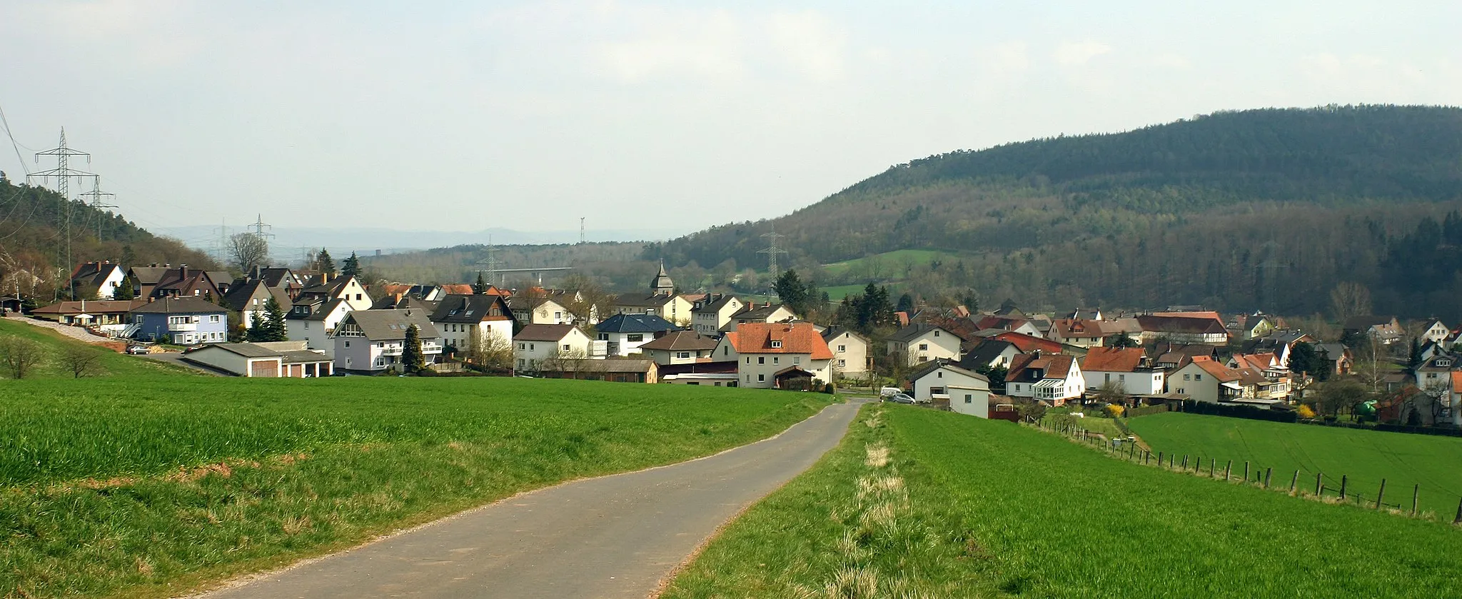 Photo showing: Panaoramablick auf Kerstenhausen und die Schwalmpforte von Westen; rechts der Kuhberg