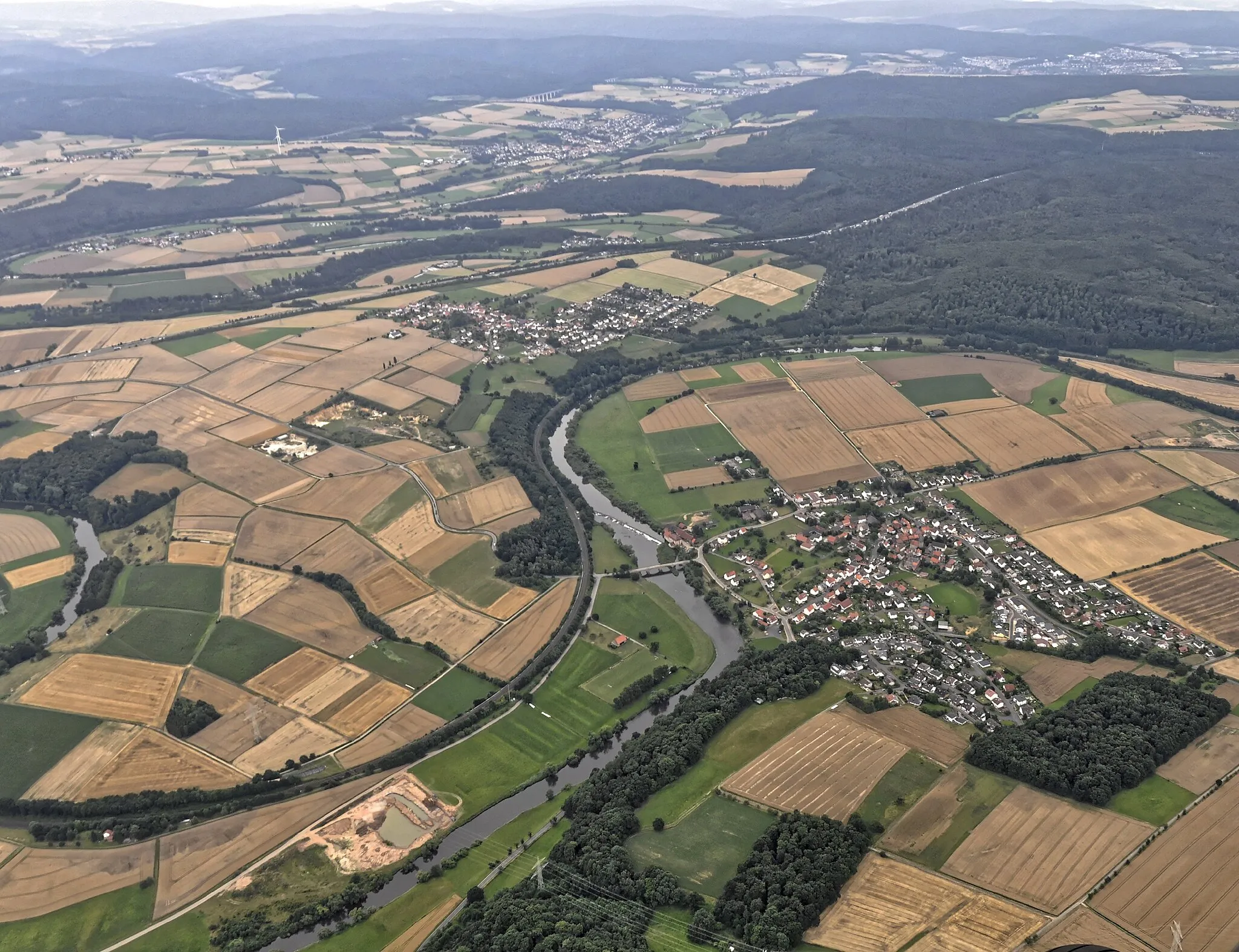 Photo showing: Bilder vom Flug Nordholz-Hammelburg 2015: Wolfershausen an der Eder; am anderen Ufer Ellenberg, dahinter die Autobahn A 7.