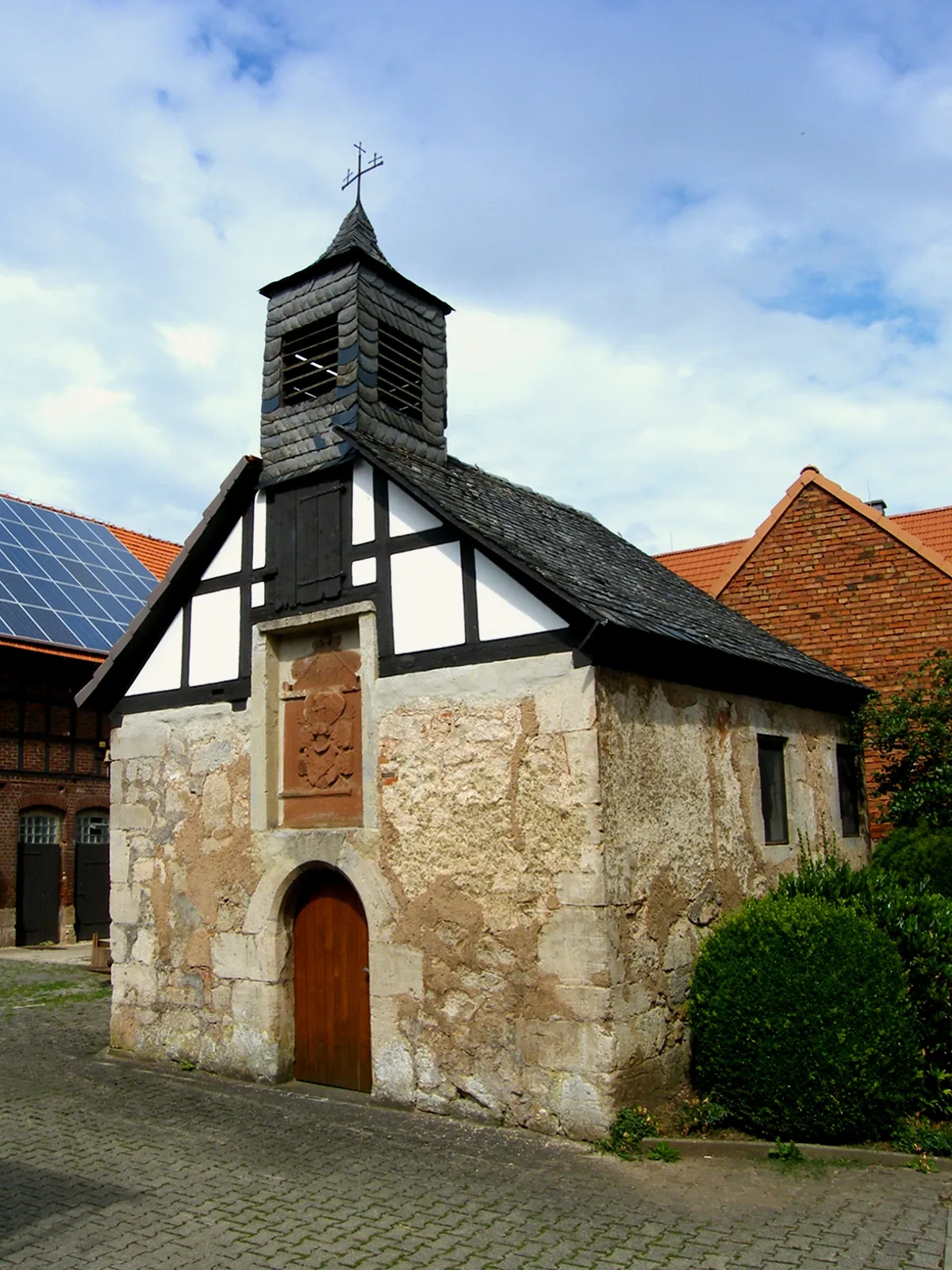 Photo showing: Kirche (Kapelle) Korbach-Nordenbeck - Über der Tür das Wappen der Herren von Nordenbeck