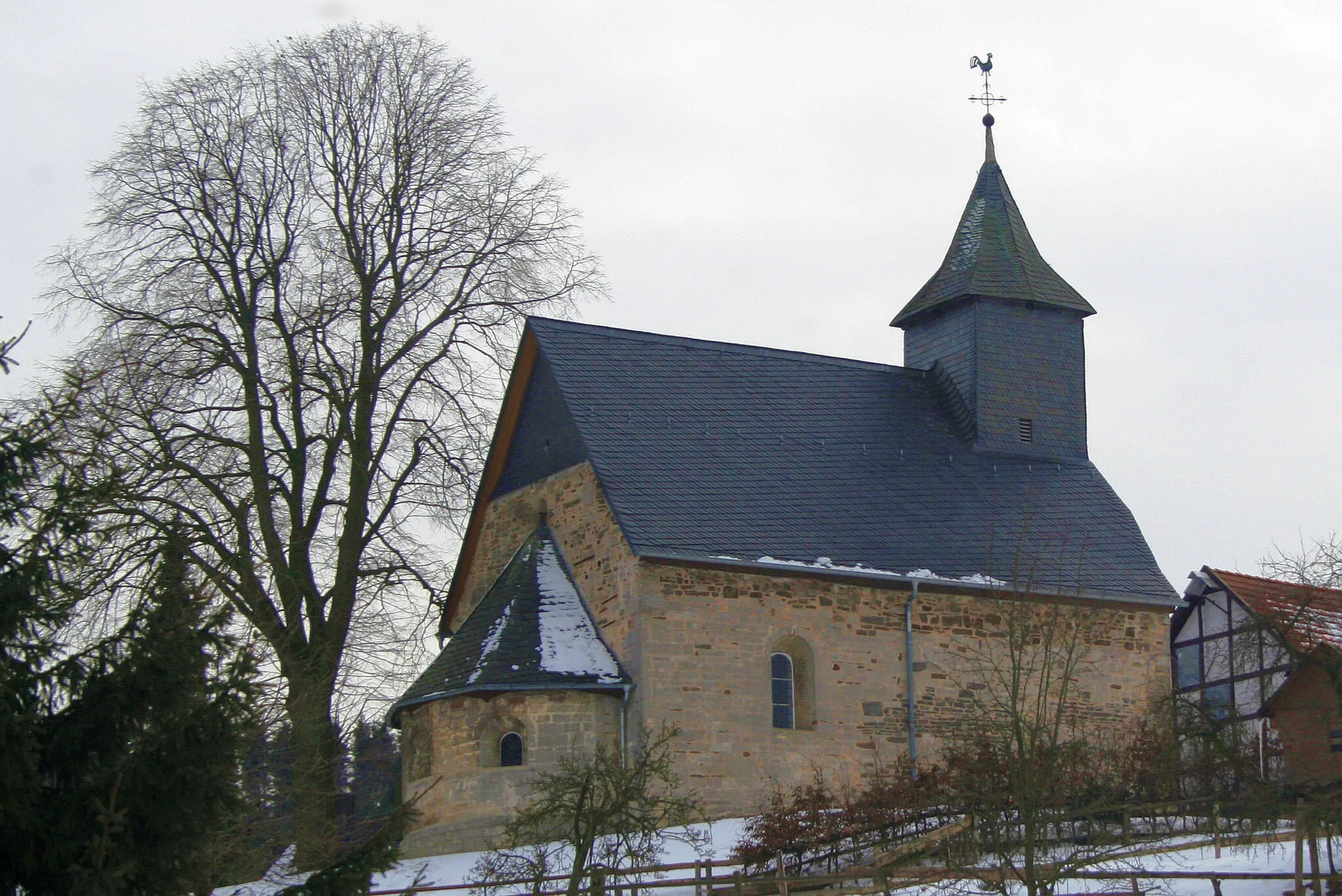 Photo showing: Die romanische St.-Georg-Kirche in Schweinsbühl, Außenansicht