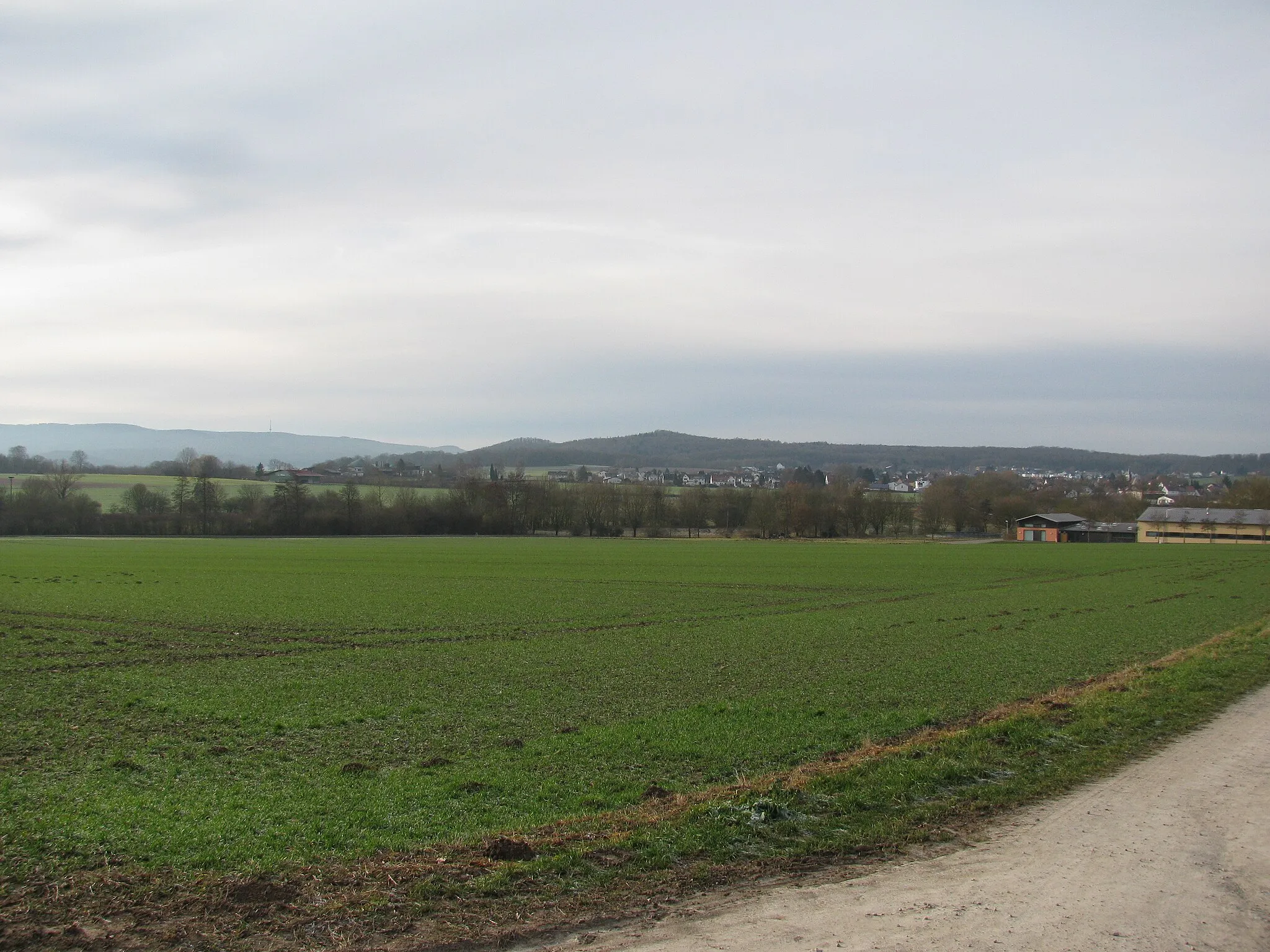 Photo showing: die Feldmark von Espenau, Blick von der Vellmarer Straße in Richtung den Staufenberg zwischen Ahnatal und Espenau