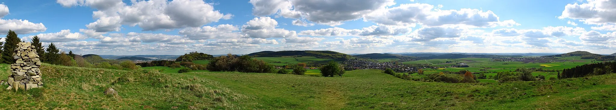 Photo showing: Blick vom Großen Schönberg (482 m ü. NN.) bei Schauenburg-Breitenbach. Blickrichtung Ost-Süd-West.