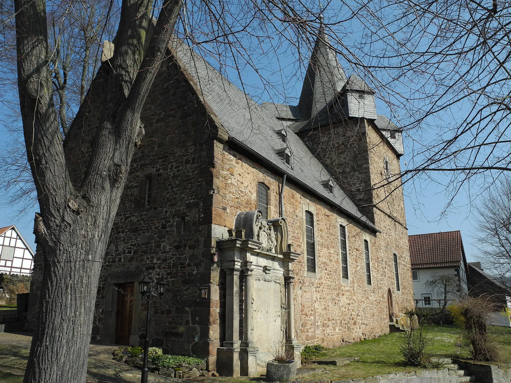 Photo showing: Die romanische Martinskirche in Bergheim, im Landkreis Waldeck-Frankenberg, Hessen, Deutschland.
Im Chorturm finden sich Ausmalungen aus dem 15. Jahrhundert, im zweischiffigen Langhaus aus dem 16. Jahrhundert.