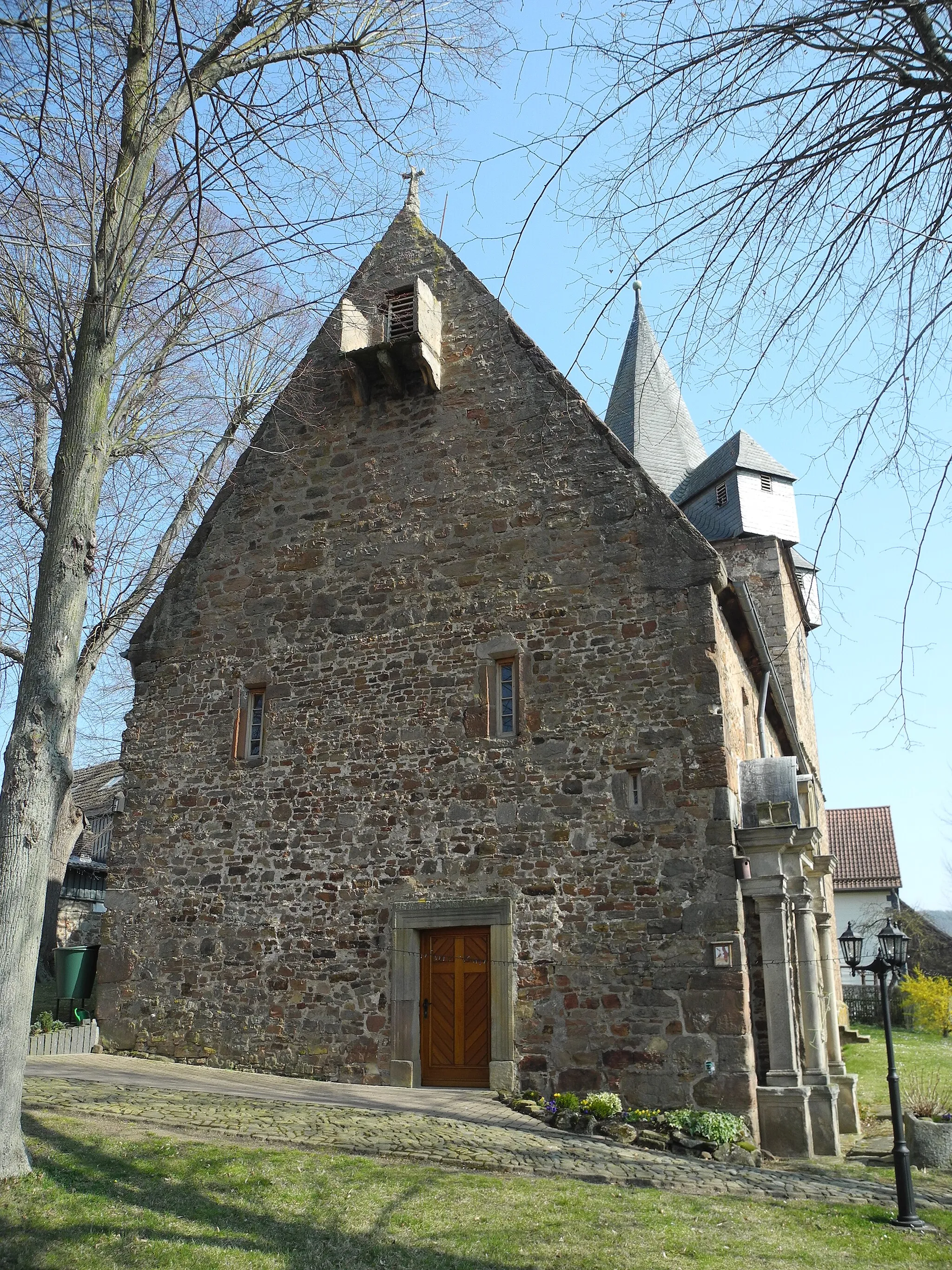 Photo showing: Die romanische Martinskirche in Bergheim, im Landkreis Waldeck-Frankenberg, Hessen, Deutschland.
Im Chorturm finden sich Ausmalungen aus dem 15. Jahrhundert, im zweischiffigen Langhaus aus dem 16. Jahrhundert.