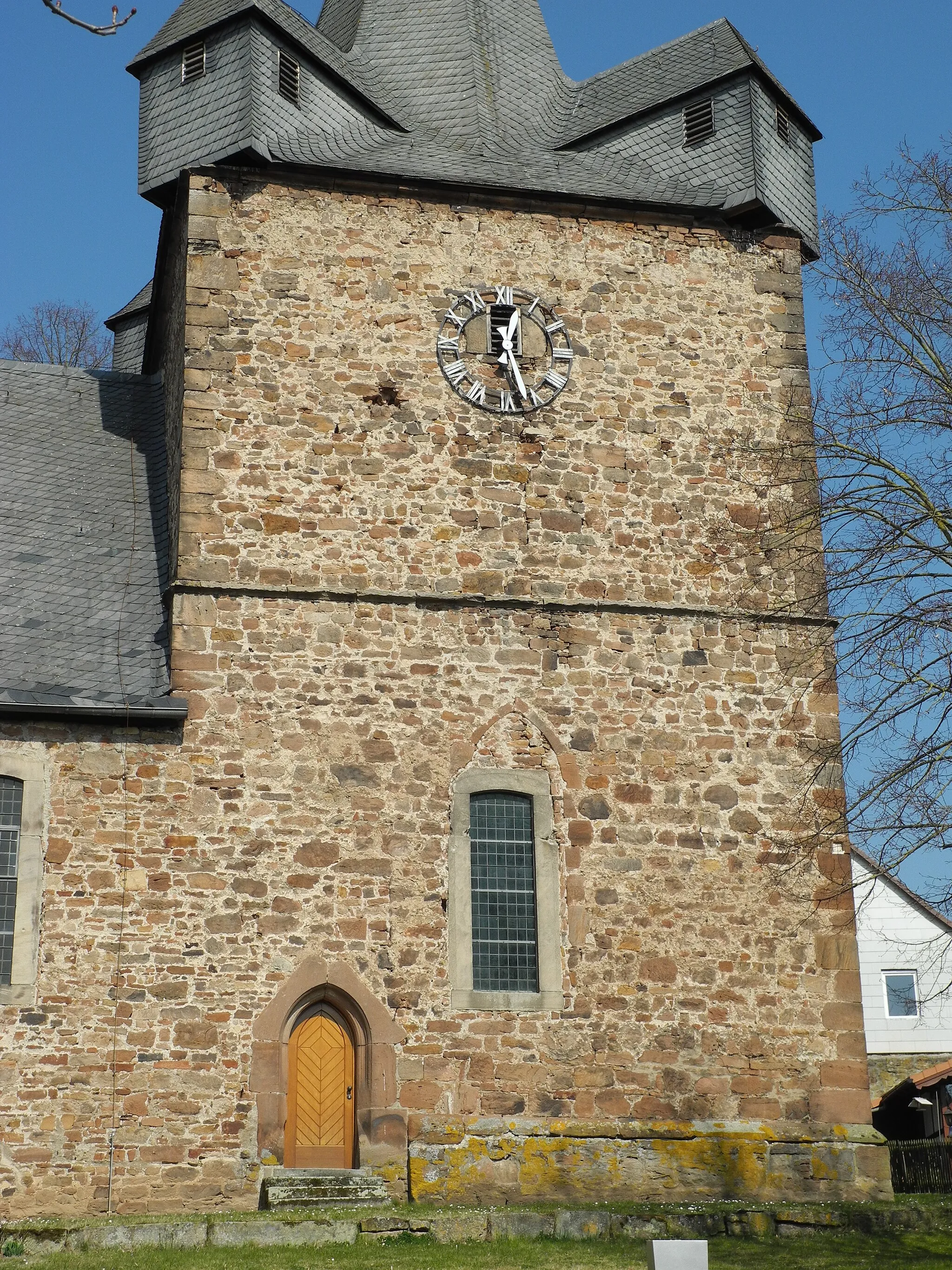 Photo showing: Die romanische Martinskirche in Bergheim, im Landkreis Waldeck-Frankenberg, Hessen, Deutschland.
Im Chorturm finden sich Ausmalungen aus dem 15. Jahrhundert, im zweischiffigen Langhaus aus dem 16. Jahrhundert.