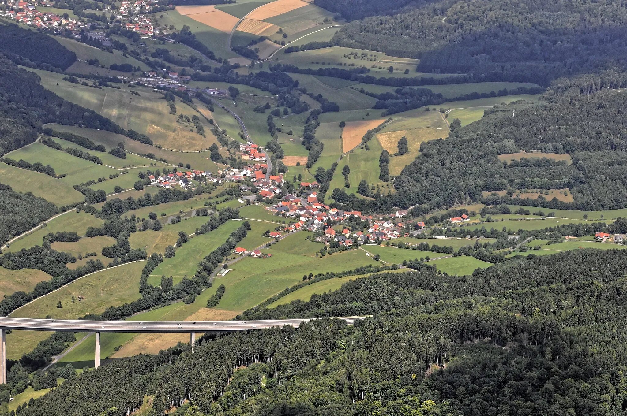 Photo showing: Bilder vom Flug Nordholz-Hammelburg 2015: Speicherz; im Vordergrund die Grenzwaldbrücke der BAB 7.