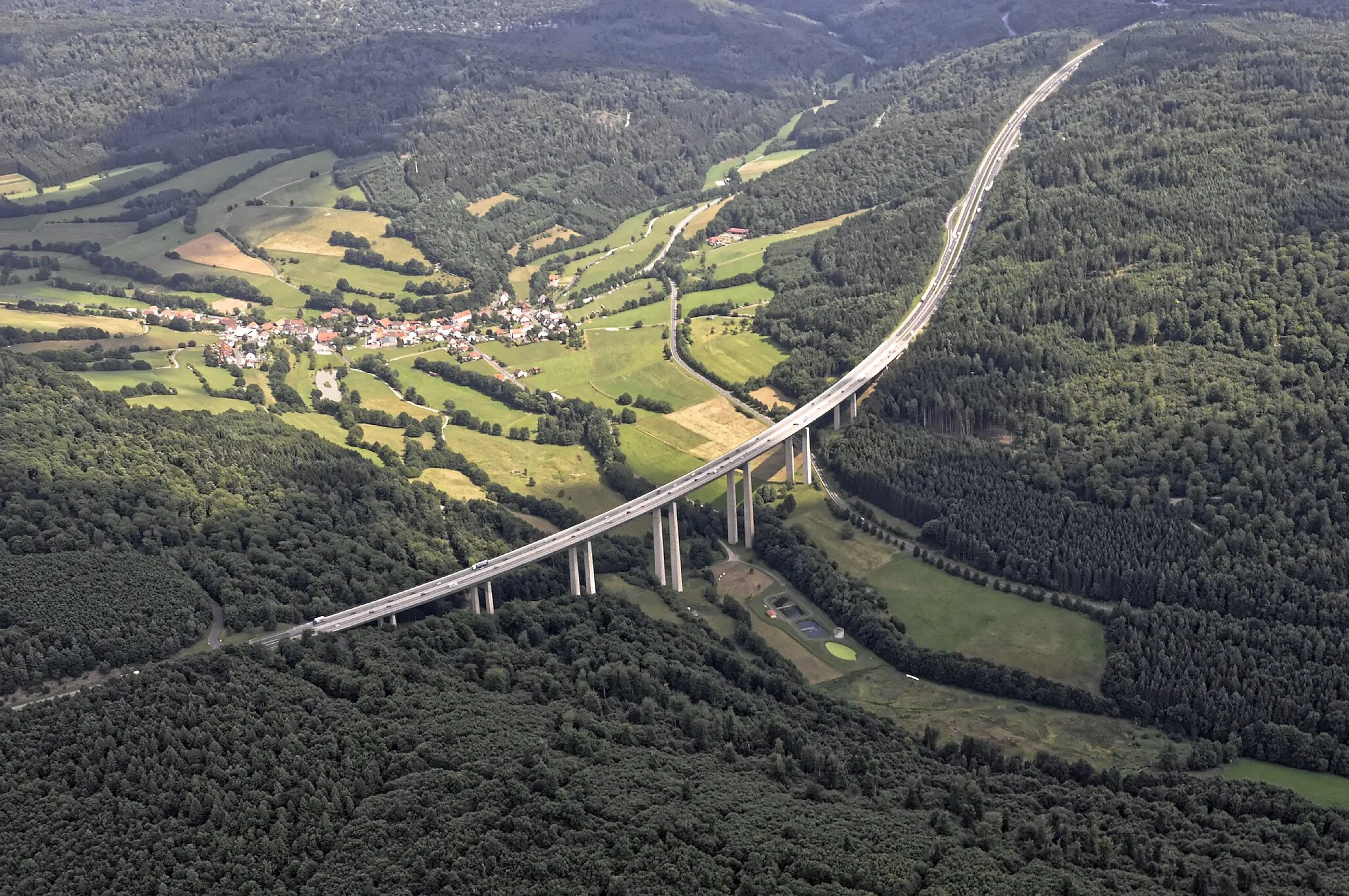 Photo showing: Bilder vom Flug Nordholz-Hammelburg 2015: Die Autobahn A 7 mit der Grenzwaldbrücke; dahinter Speicherz.