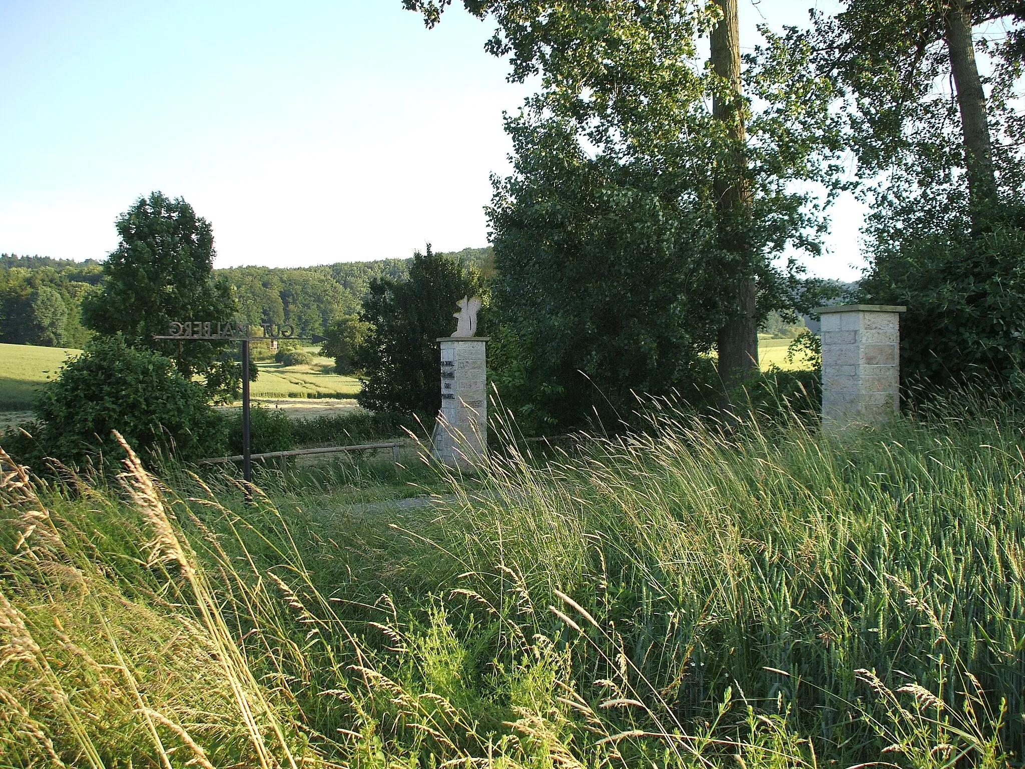 Photo showing: Ober-Waroldern Gut Malberg - Zufahrt Höringhäuser Straße