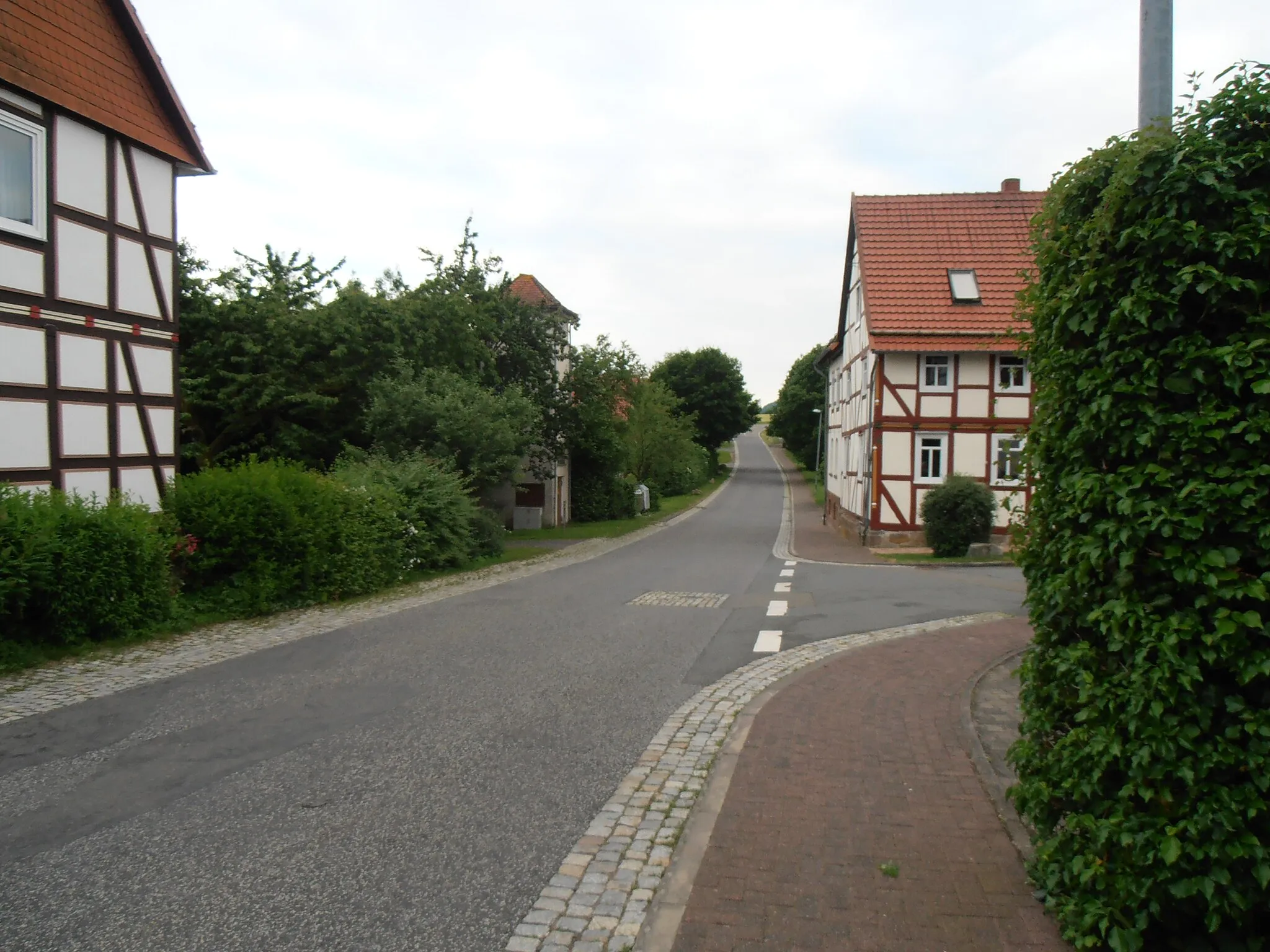 Photo showing: Wolfhagen-Leckringhausen. Droga przez miejscowość, widok w kierunku południowym.