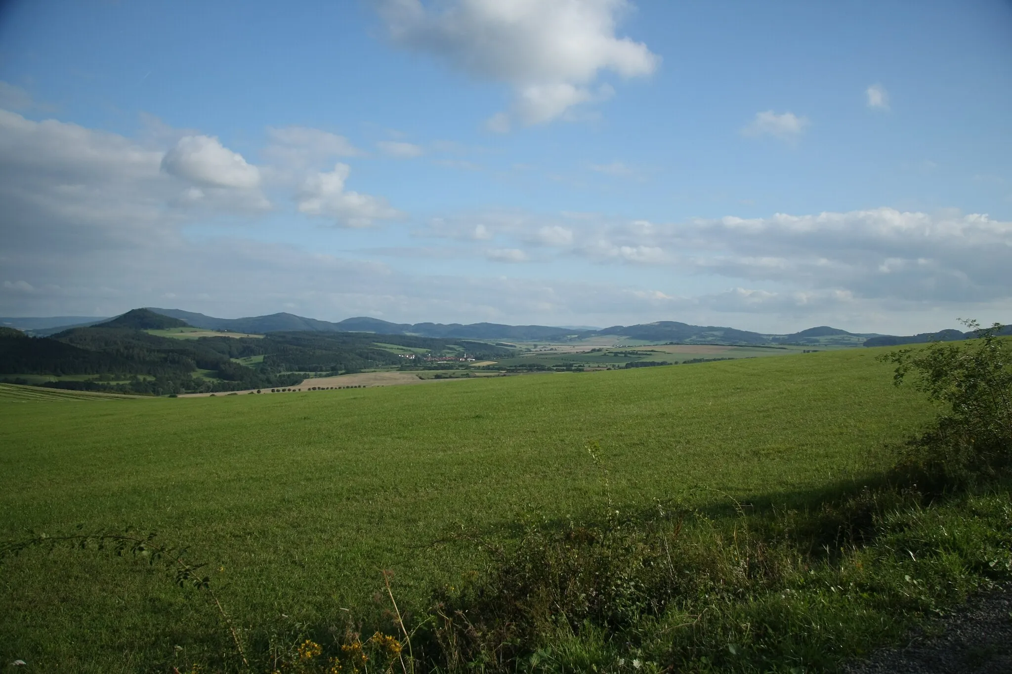Photo showing: Blick vom Weg der Hoffnung (zwischen Rasdorf und Geisa) etwa südwärts auf Teile der Kuppenrhön