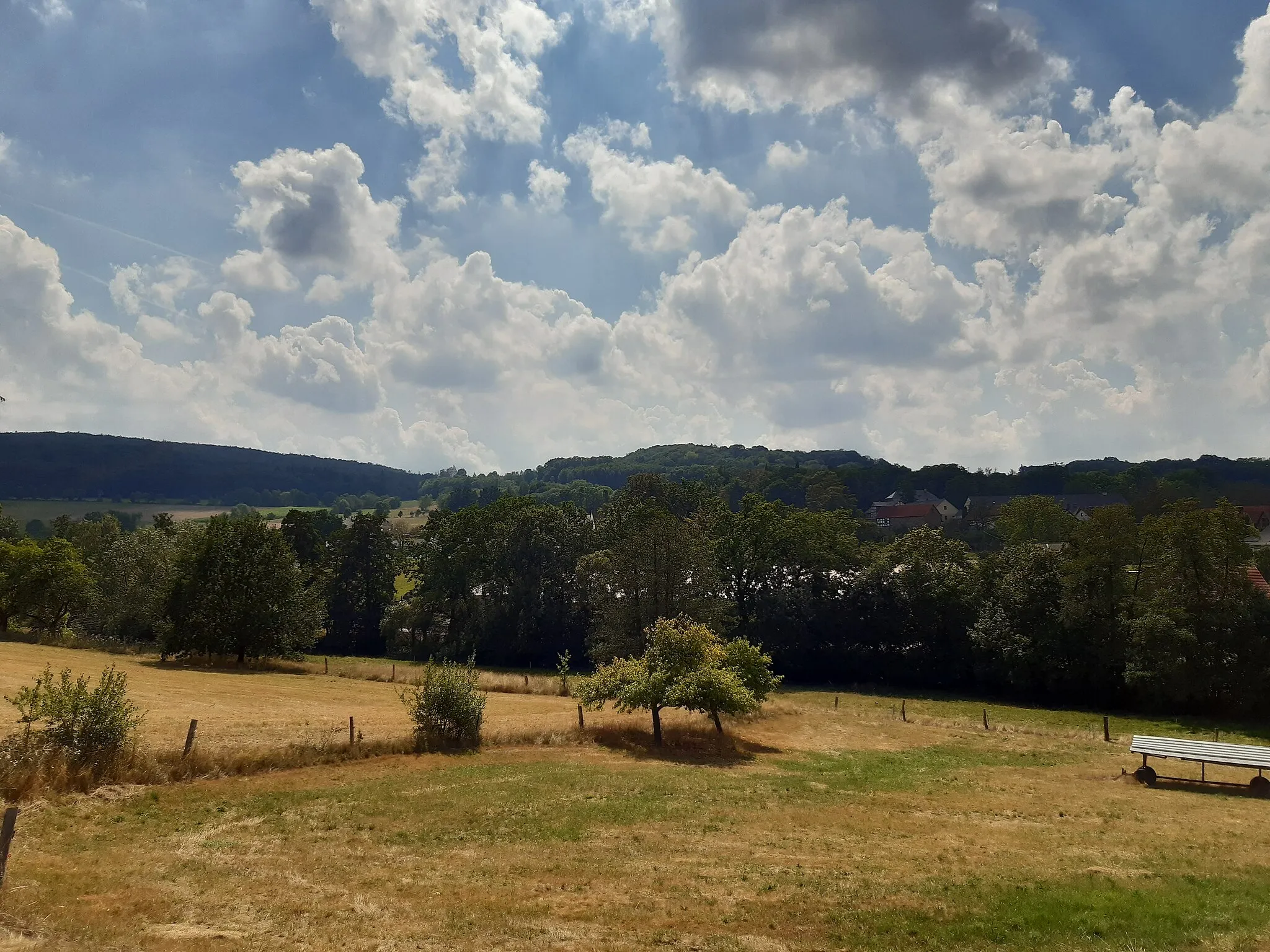 Photo showing: Blick auf den Bärberg (554m, links) und den Judenstein (470m, Mitte) südlich von Großropperhausen, einem Ortsteil der Gemeinde Frielendorf. Der Bärberg ist die höchste Erhebung des Gemeindegebietes.