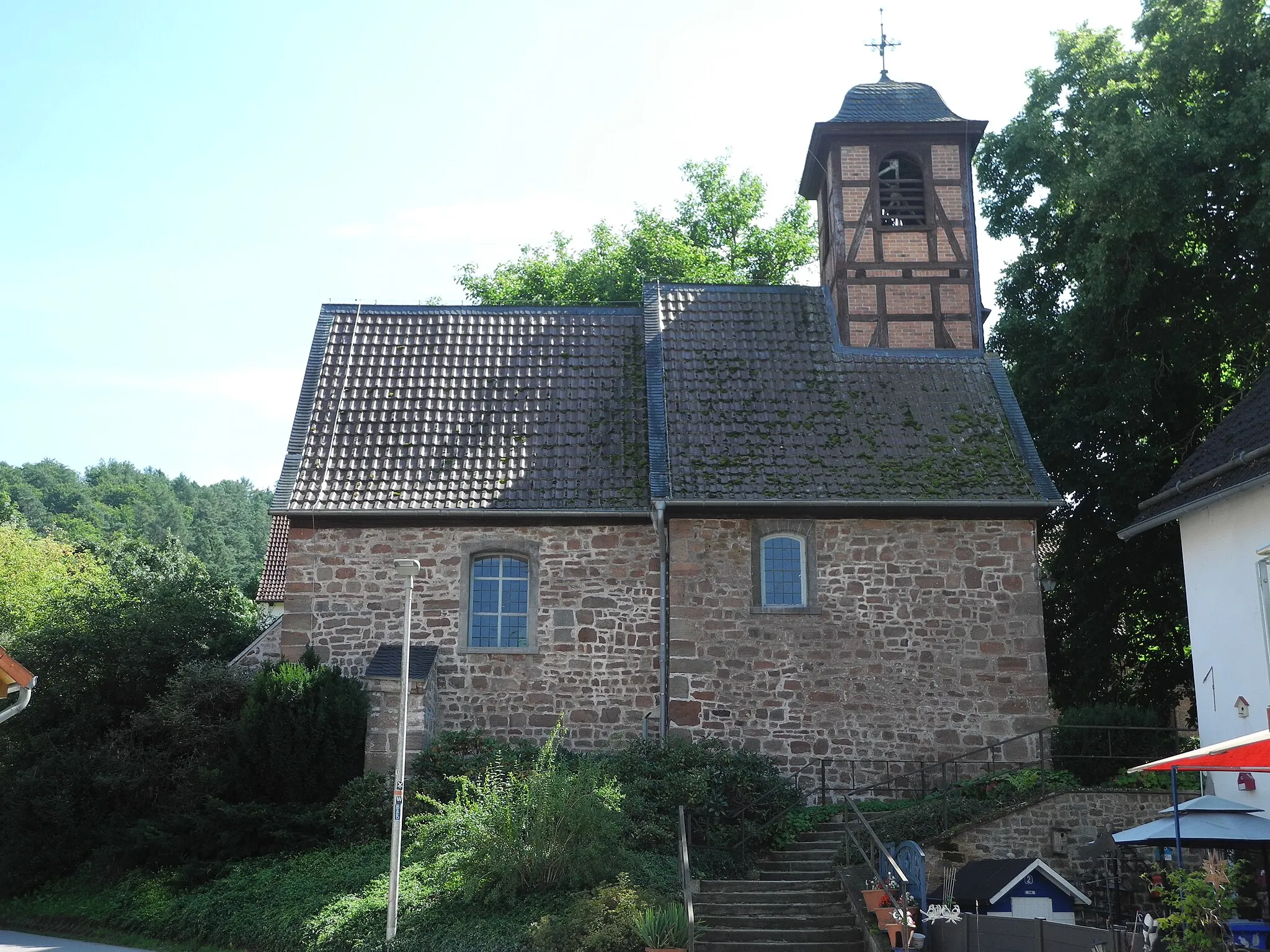 Photo showing: Die romanische Kirche Braunsen, im Landkreis Waldeck-Frankenberg, Hessen, Deutschland.
Sandsteingebäude aus Bruchsteinen, im Westen verkürzt, möglicherweise nach Turmeinsturz 1655.
