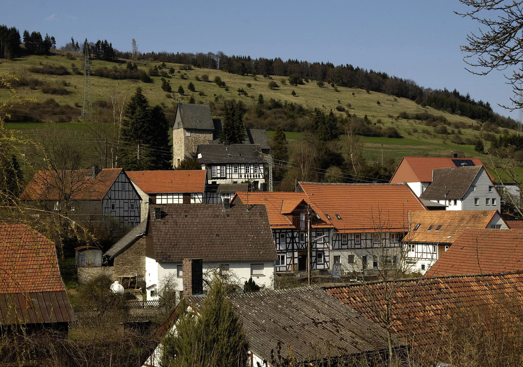 Photo showing: Welleringhausen, Dorfansicht; oberhalb des Dorfes das Naturschutzgebiet „Grotenberg bei Welleringhausen“