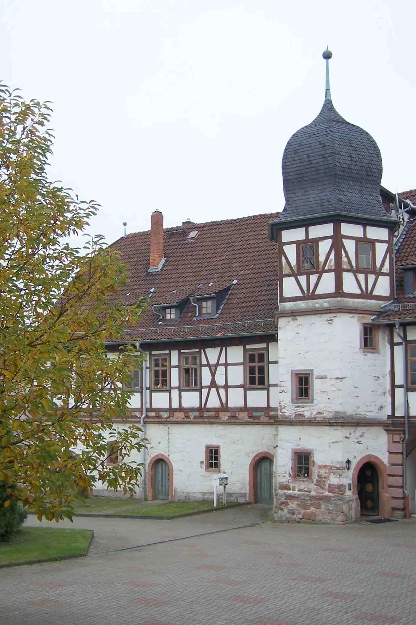 Photo showing: Blick zum Ostflügel des Schlosses, am rechten Bildrand der in den Hofraum vorspringende  Treppenturm.