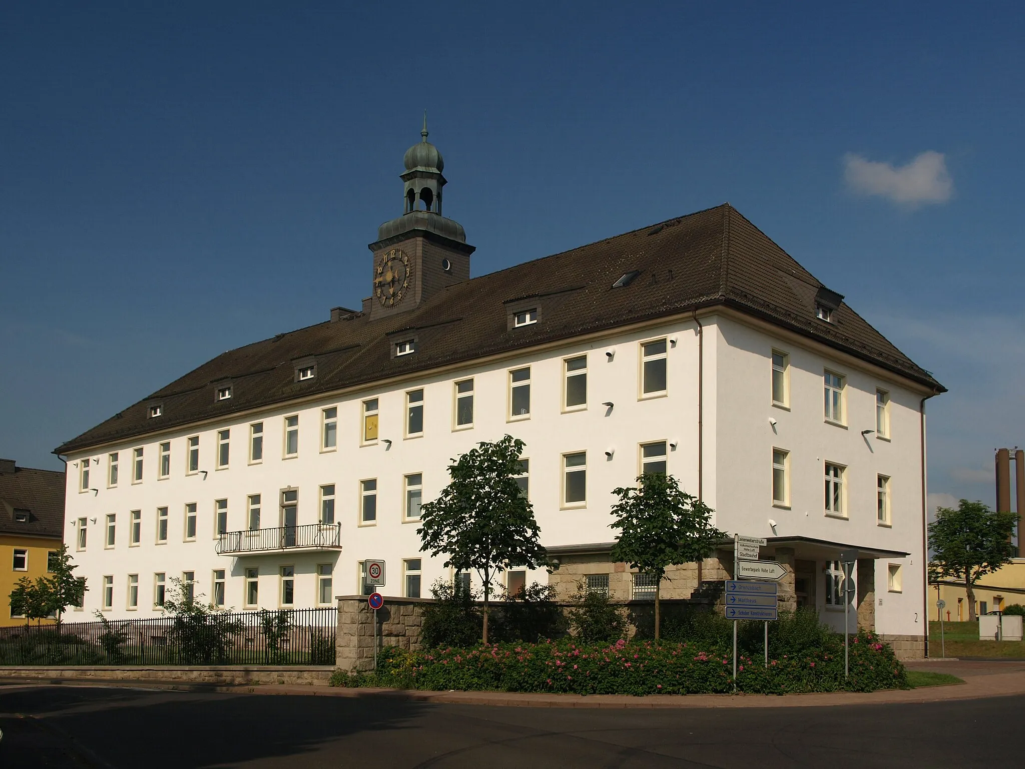 Photo showing: Main building of the former barracks in Bad Hersfeld (Hohe Luft). Built as barracks for the a motor vehicles unit of the Wehrmacht in 1935. Between 1948 and 1993 it was the McPheeters barracks of the United States Army. Here served the 3rd Squadron, 14th Armored Cavalry Regiment (1948 until 1972) and the 11th Armored Cavalry Regiment (1972 until 1993) at the inner German border. Today there is a customs office in this building.