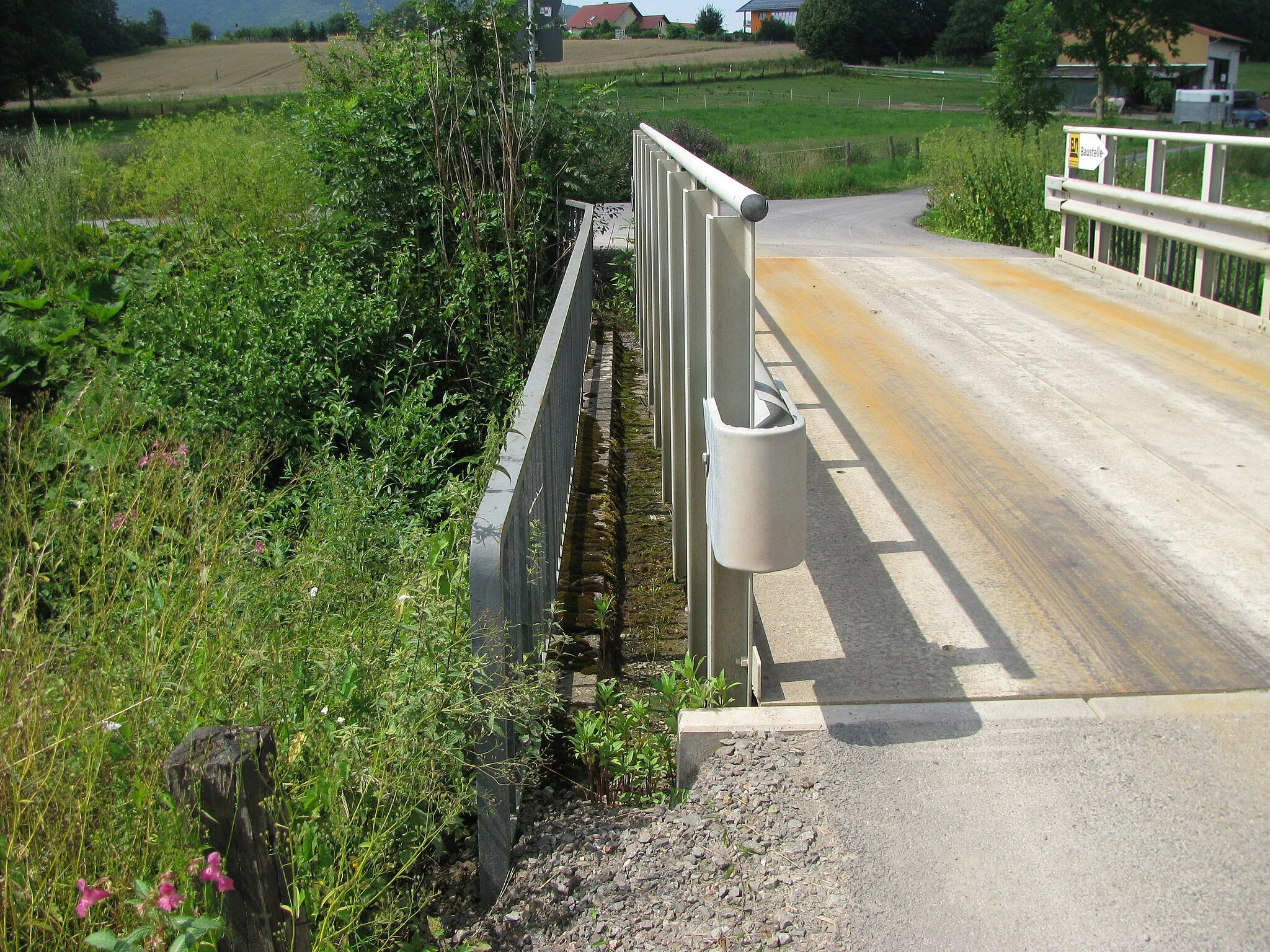 Photo showing: eine Brücke über die Warme bei Zierenberg, hier wurde eine neue Brücke aus Stahlbeton über die alte, vielleicht denkmalgeschützte Brücke gebaut