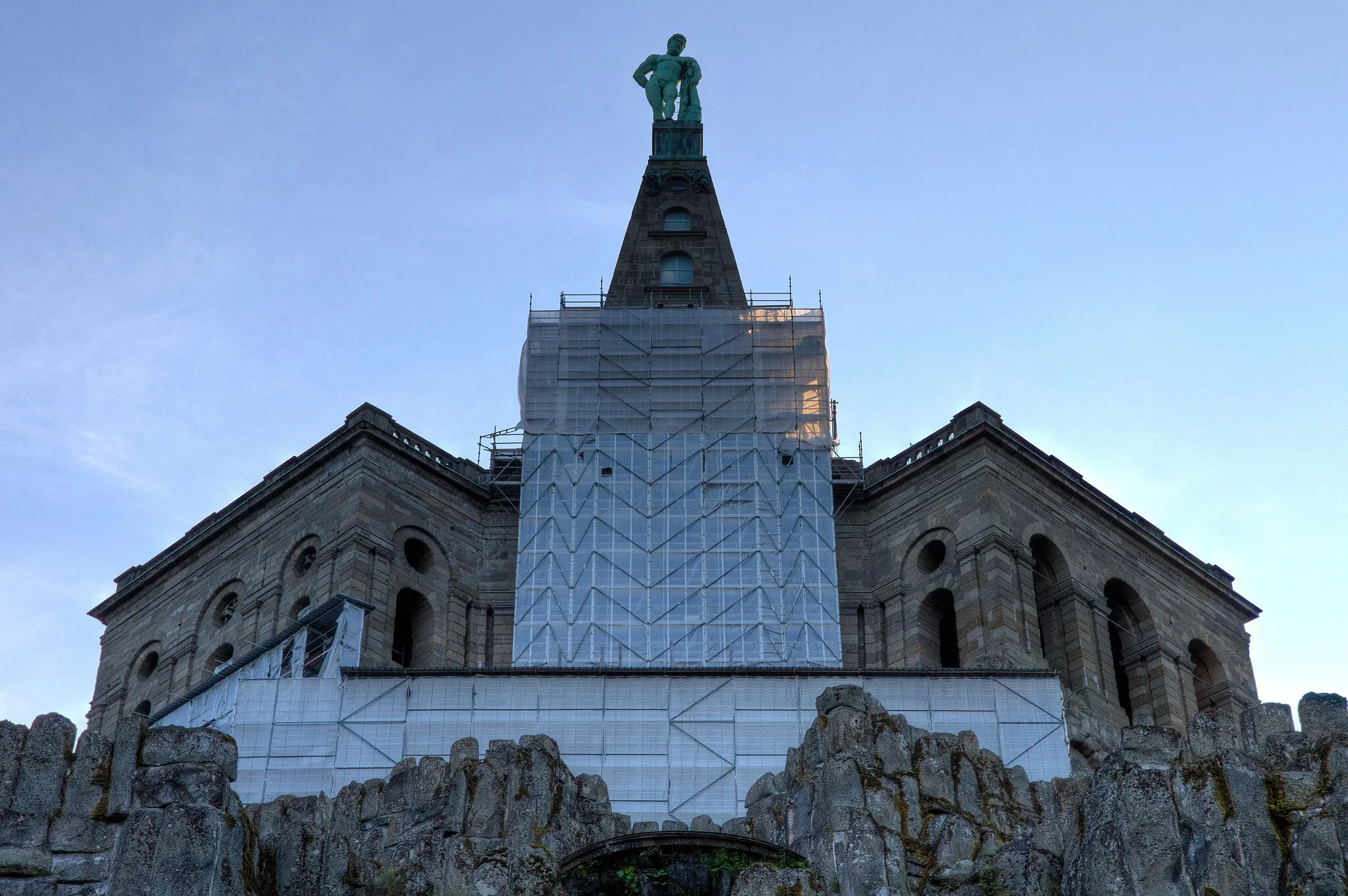 Photo showing: Oktogon und Kupferstatue des Herkules im Bergpark in Kassel. DRI Aufnahme aus Belichtungsreihe mit 3 Bildern.