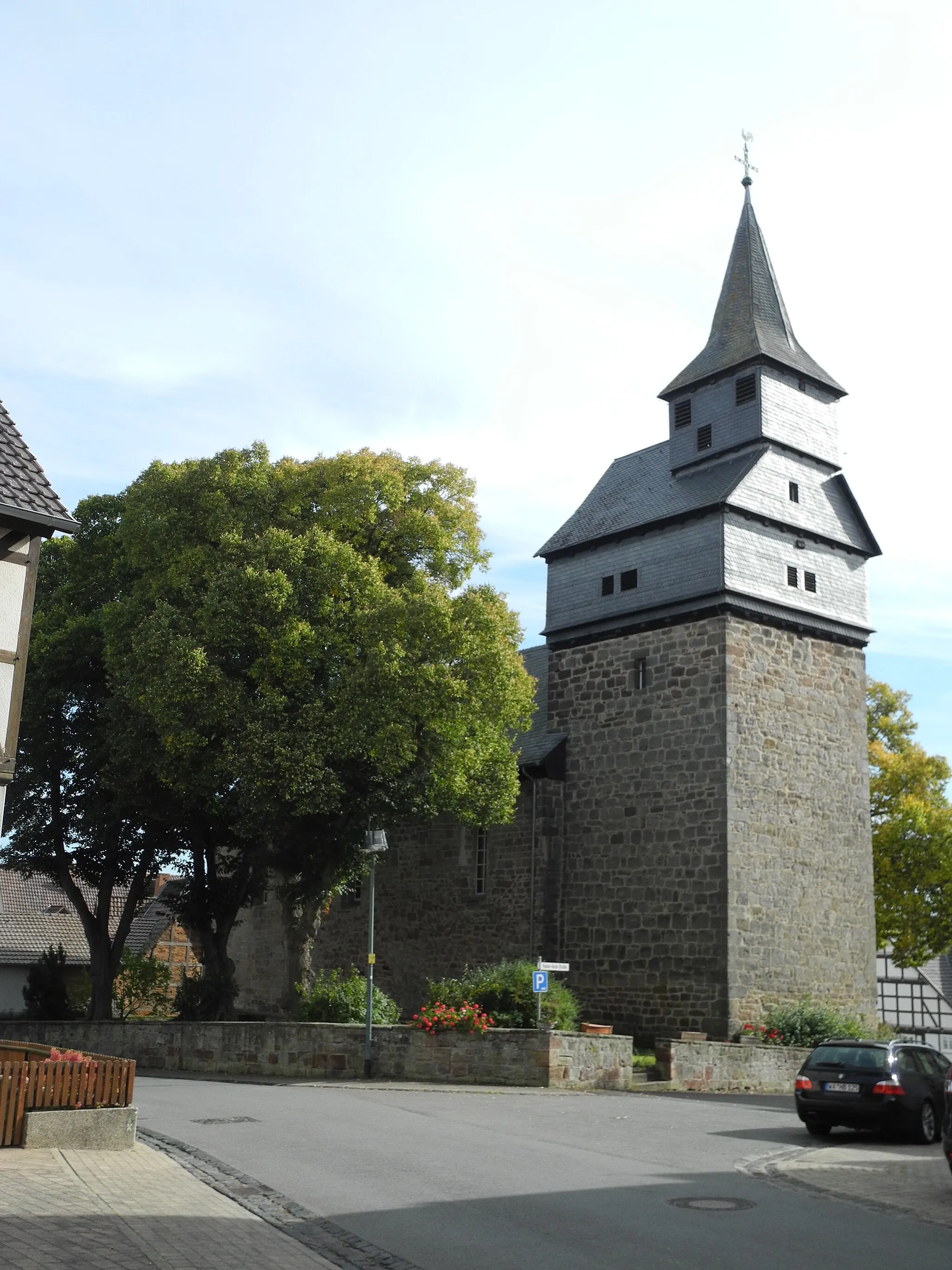 Photo showing: Die romanische Kirche in Külte, im Landkreis Waldeck-Frankenberg, Hessen, Deutschland.
Von der dreischiffigen Basilika steht nur noch das Mittelschiff.