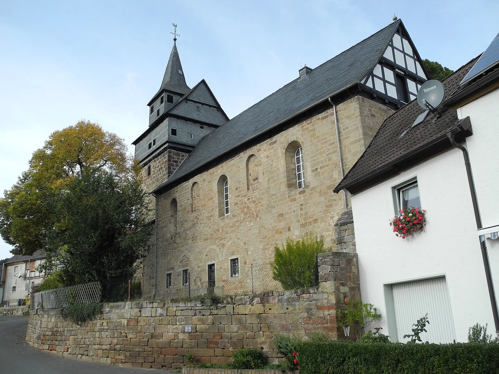 Photo showing: Die romanische Kirche in Külte, im Landkreis Waldeck-Frankenberg, Hessen, Deutschland.
Von der dreischiffigen Basilika steht nur noch das Mittelschiff.
