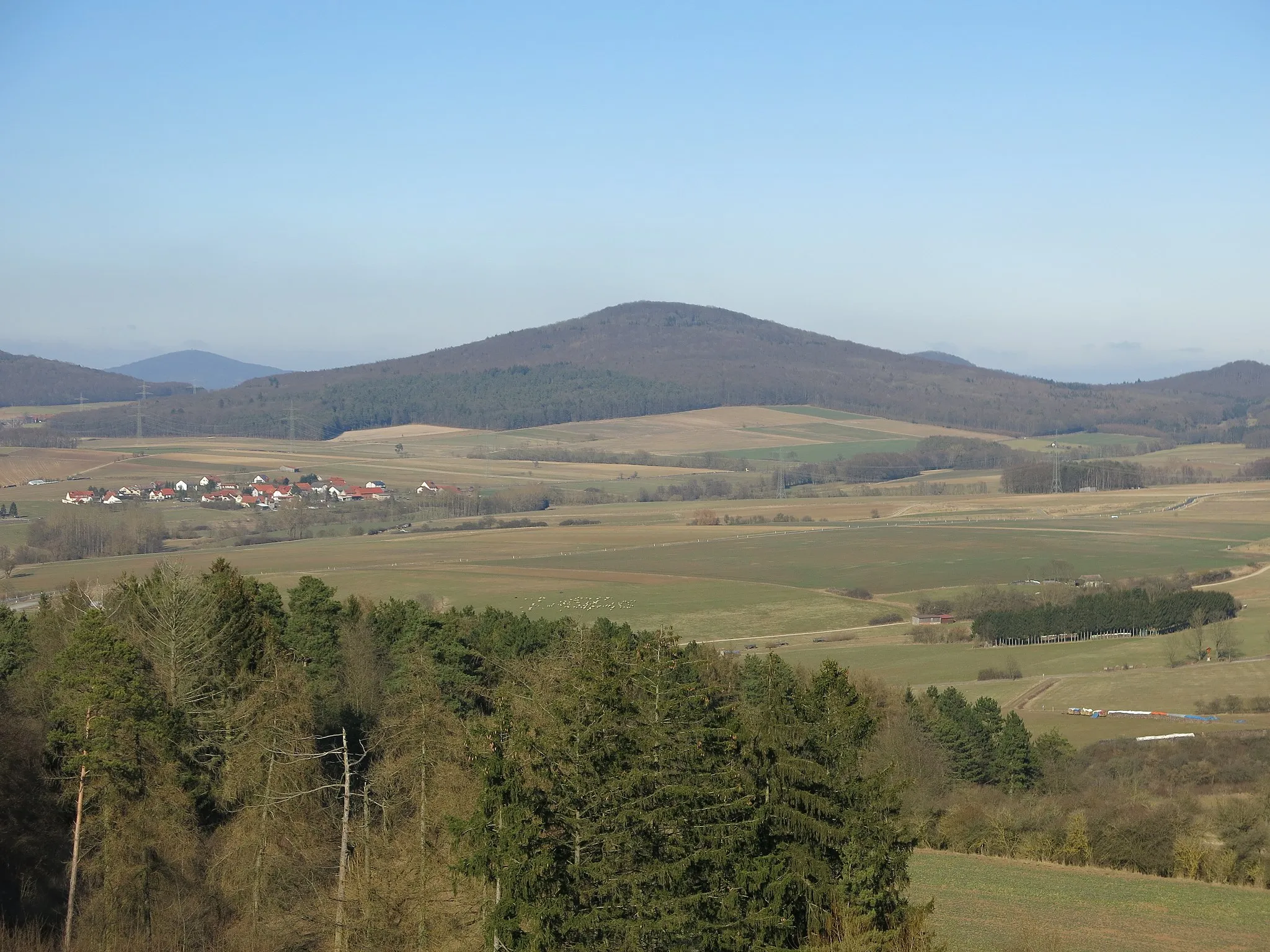 Photo showing: Der Stallberg in der Rhön von Südwesten, aufgenommen von Aussichtsturm "Via Regia" auf dem Rößberg südlich oberhalb von Großenbach.