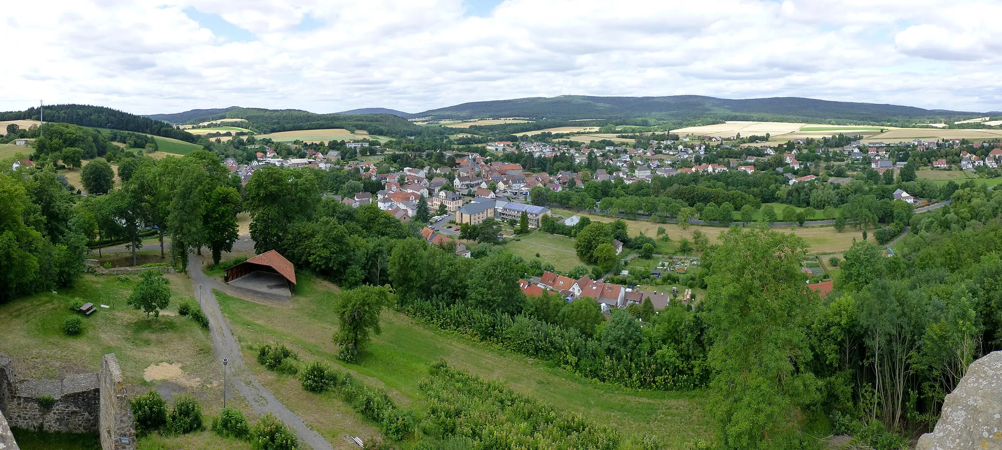 Photo showing: Panoramafoto vom Bergfried der Burg Jesberg mit Blick über Jesberg zum Wüstegarten im Kellerwald