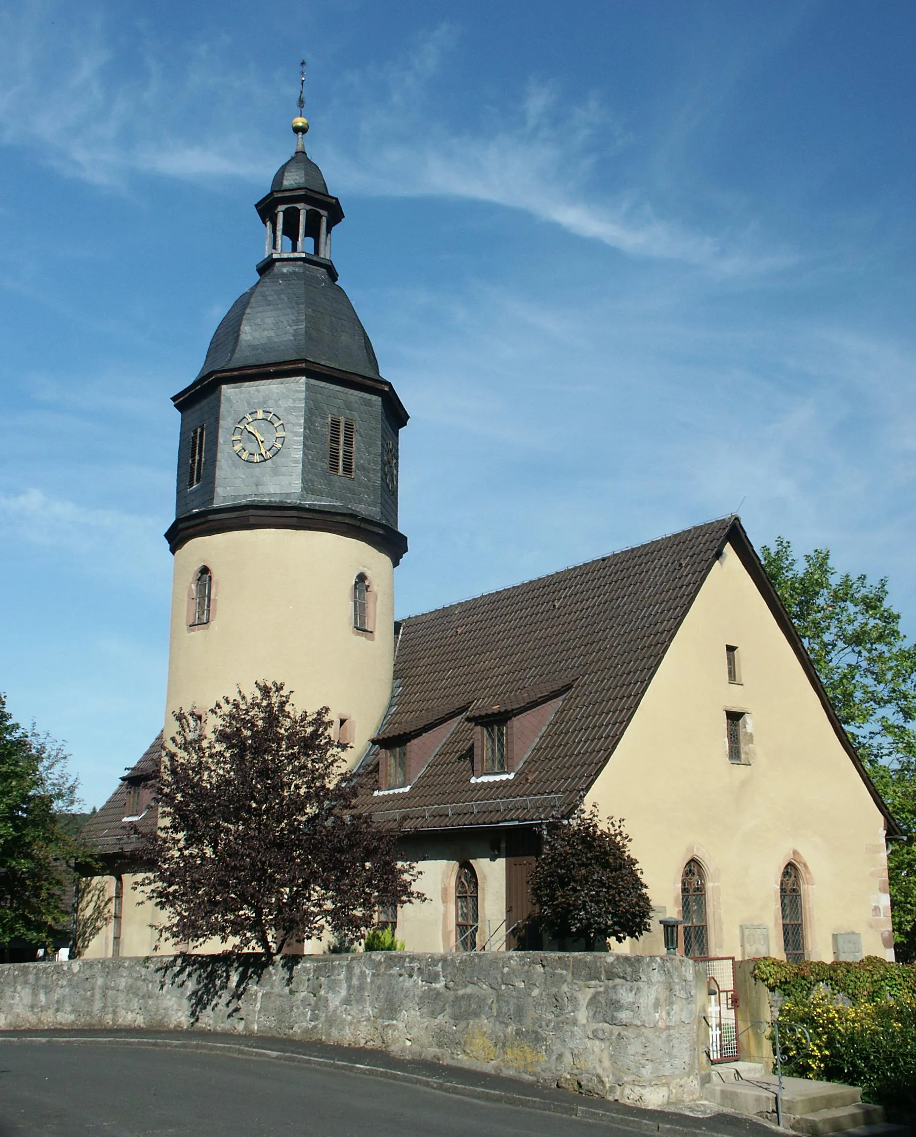 Photo showing: Kirche in Nentershausen, der Kirchturm wird um das Jahr 1200 datiert und wurde ursprünglich wohl als Wehrturm verwendet.