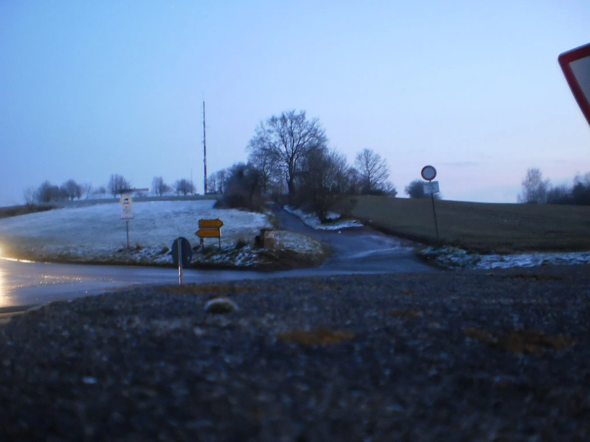 Photo showing: Wehrshäuser Höhe mit Funkmast auf dem Hauptkamm des Marburger Rückens. Im Vordergrund quert die Kreisstrasse K 72 Marburg-Wehrshausen, welche hier die Strasse Rotenberg hoch kommt, die historische Weinstrasse. Scheinwerferlicht in der beginnenden (kalten) Winternacht.