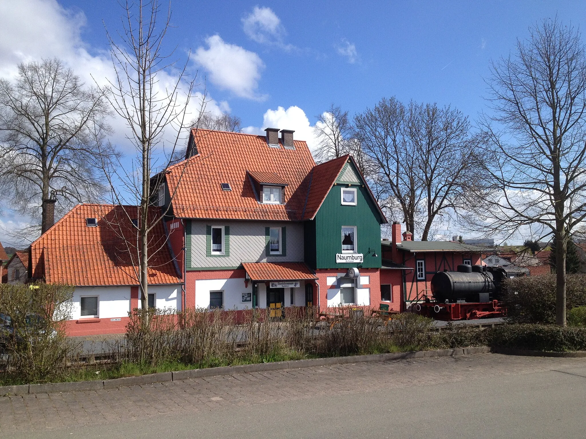 Photo showing: Der Bahnhof Naumburg (Hessen), Endbahnhof der Bahnstrecke Kassel-Naumburg (Hessencourrier)