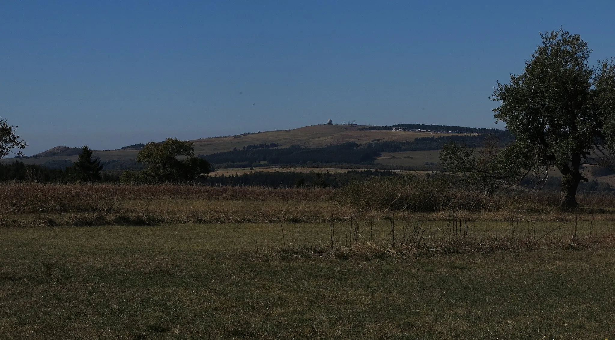 Photo showing: In der südlichen Langen Rhön - Blick vom Heidelstein auf die Wasserkuppe