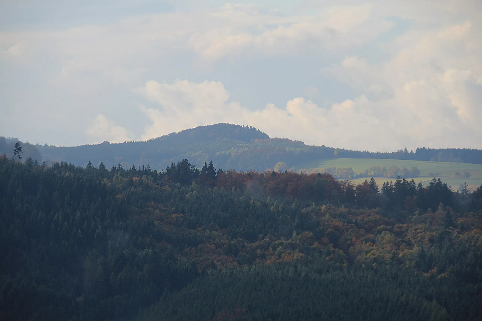 Photo showing: Blick von der Burgruine Auersburg westwärts zum Schweinsberg