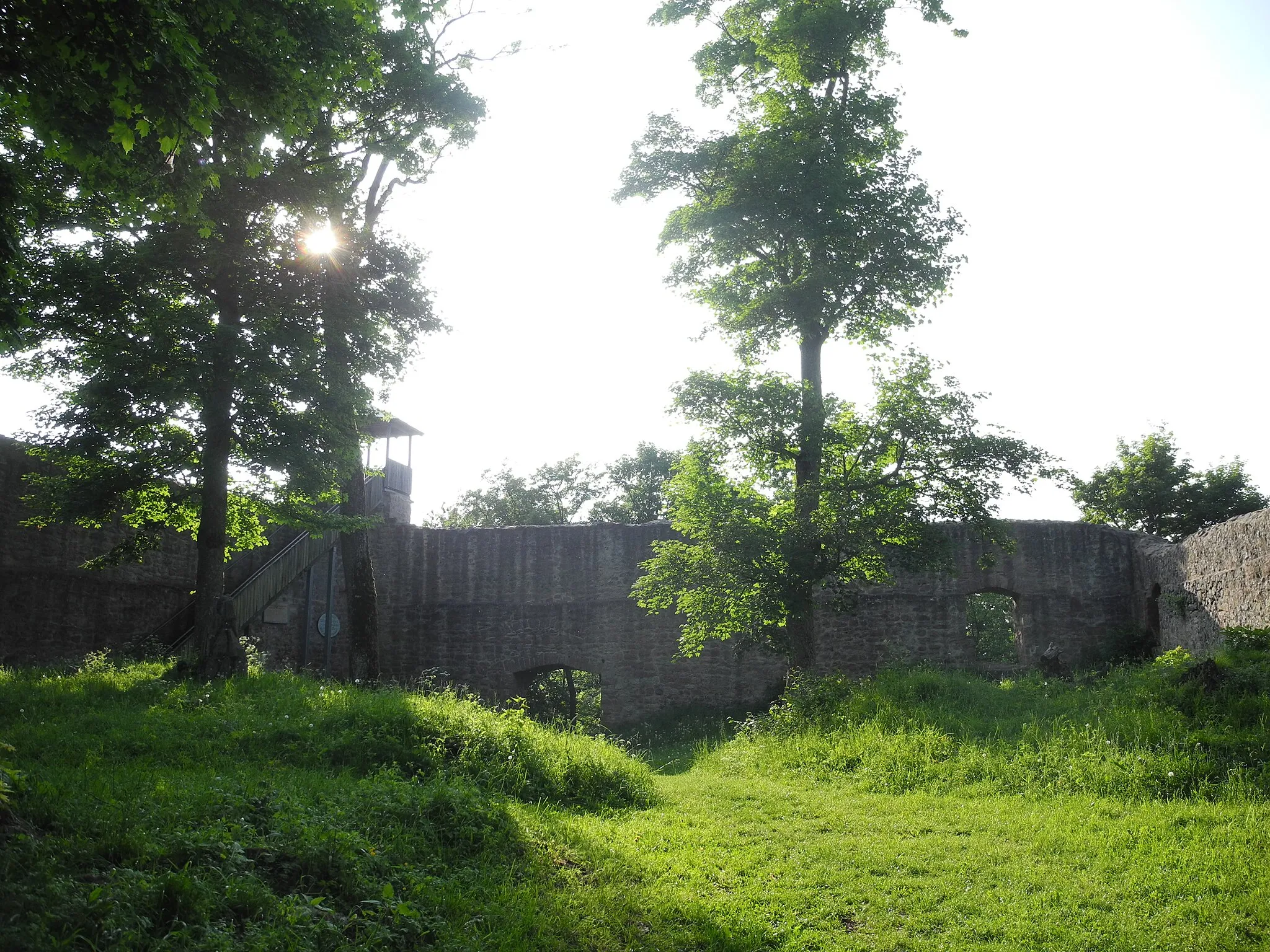 Photo showing: Die Ruine Auersburg ist die Ruine einer Höhenburg in der Rhön, in der Gemeinde Hilders im Landkreis Fulda in Hessen, Deutschland.
