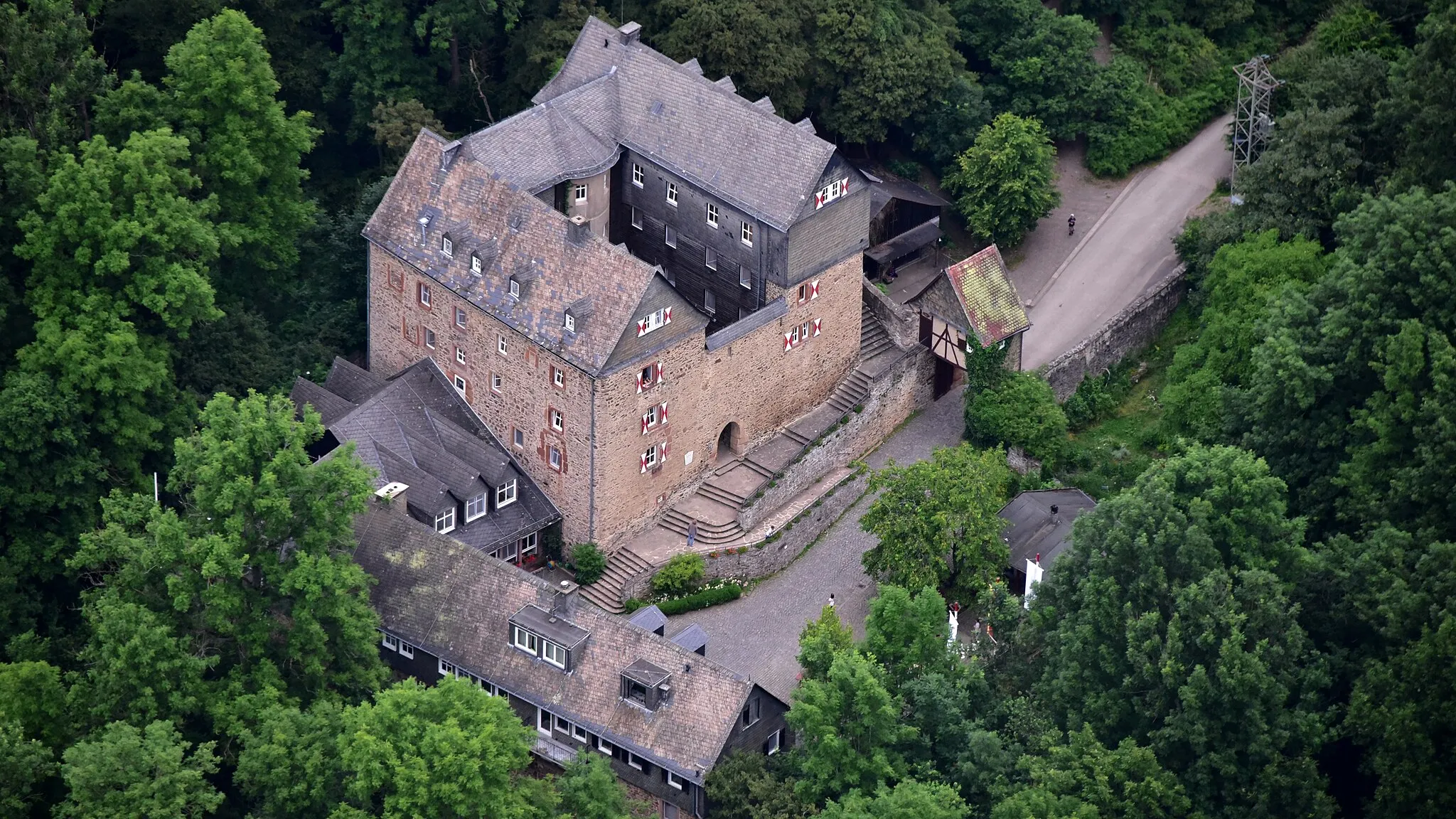 Photo showing: Burg Hessenstein, Luftaufnahme (2016)