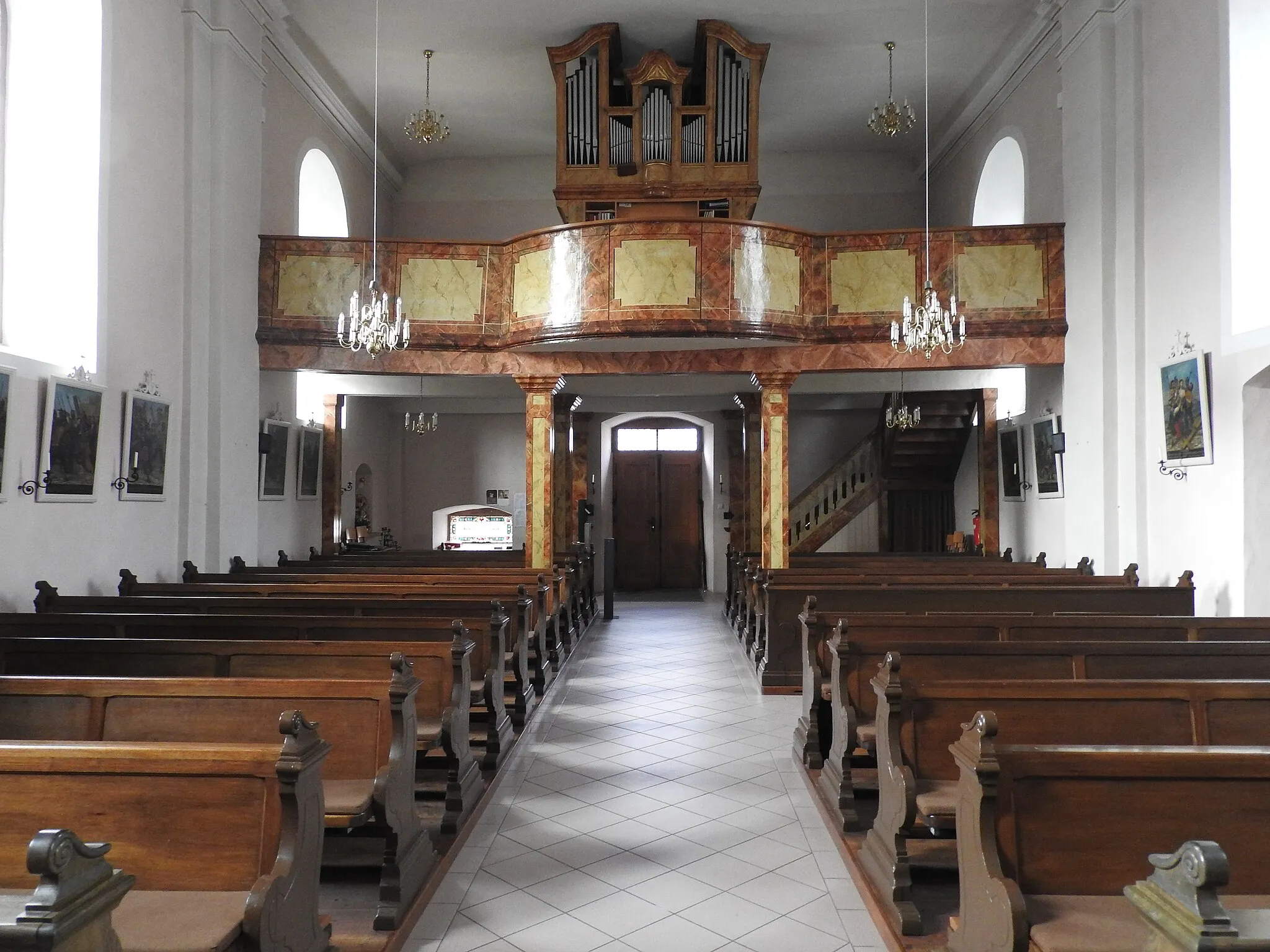 Photo showing: Innenraum der Katholischen Heiligste Dreifaltigkeit Kirche in Kranlucken, Thüringen