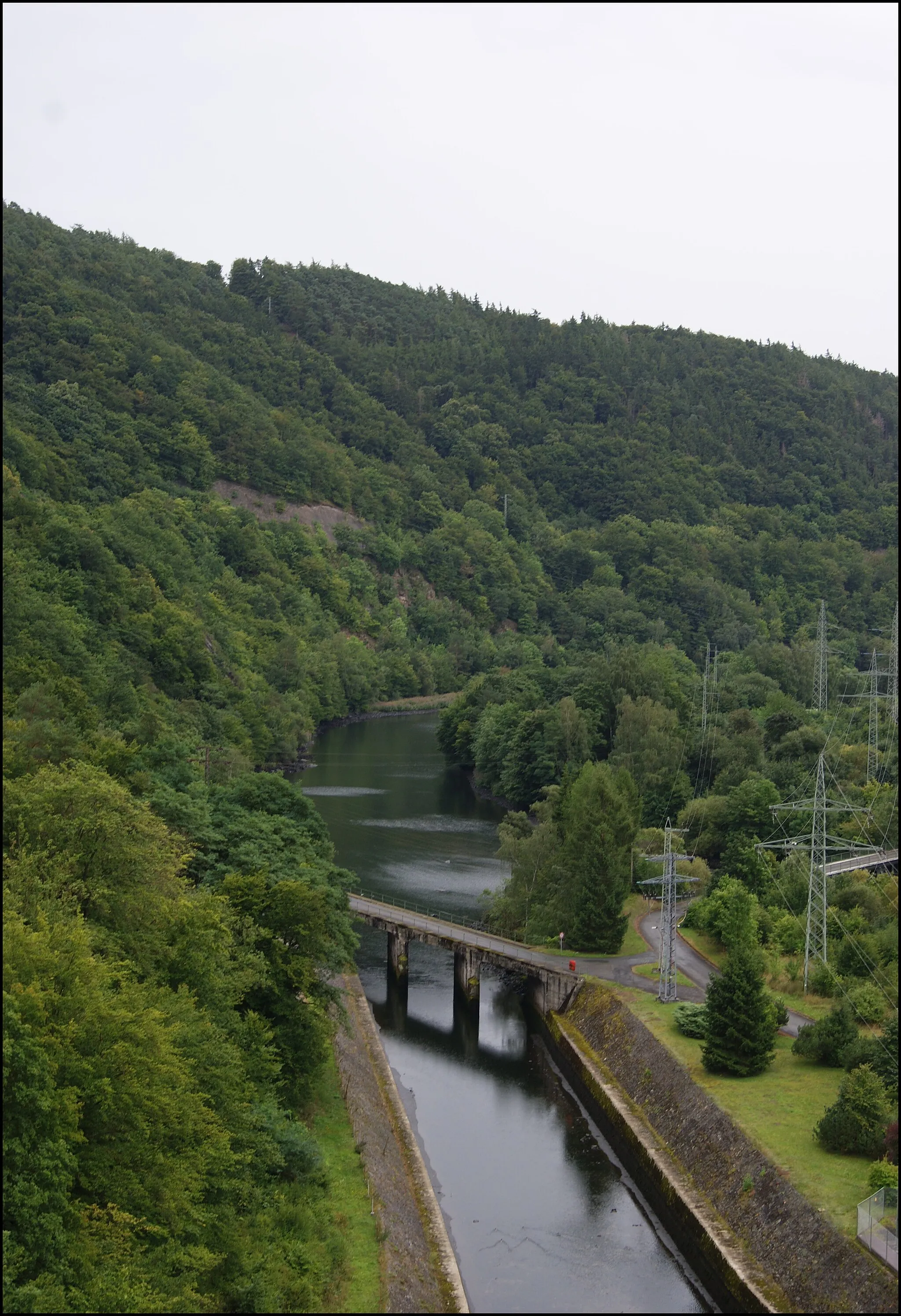 Photo showing: River valley of the Eder (river), seen from the dam wall of lake Edersee, Hesse, Germany.