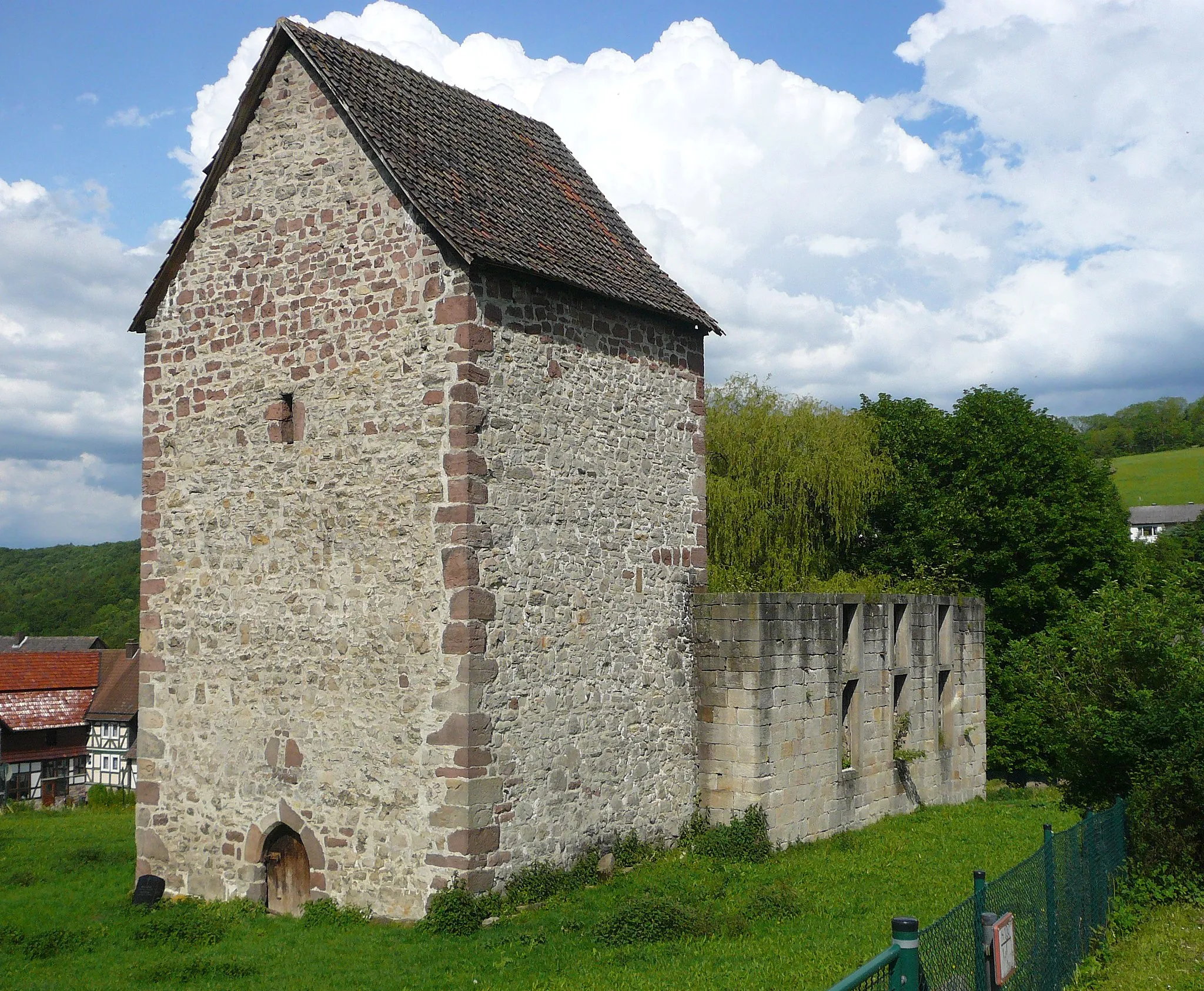Photo showing: Ruine der alten Kirche in Weißenbach, Großalmerode, Hessen